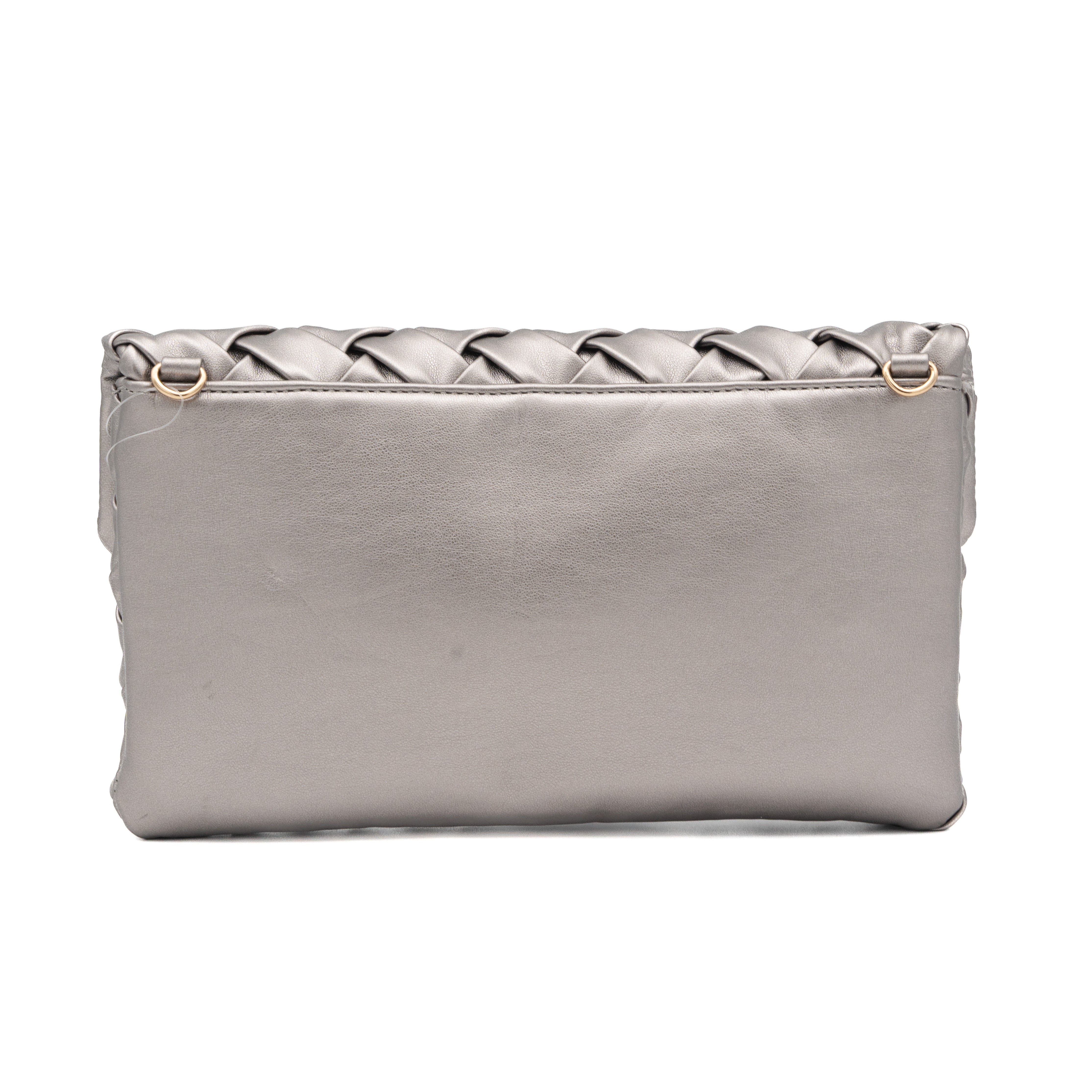 Bolso clutch de polipiel trenzada gris con solapa y cadena