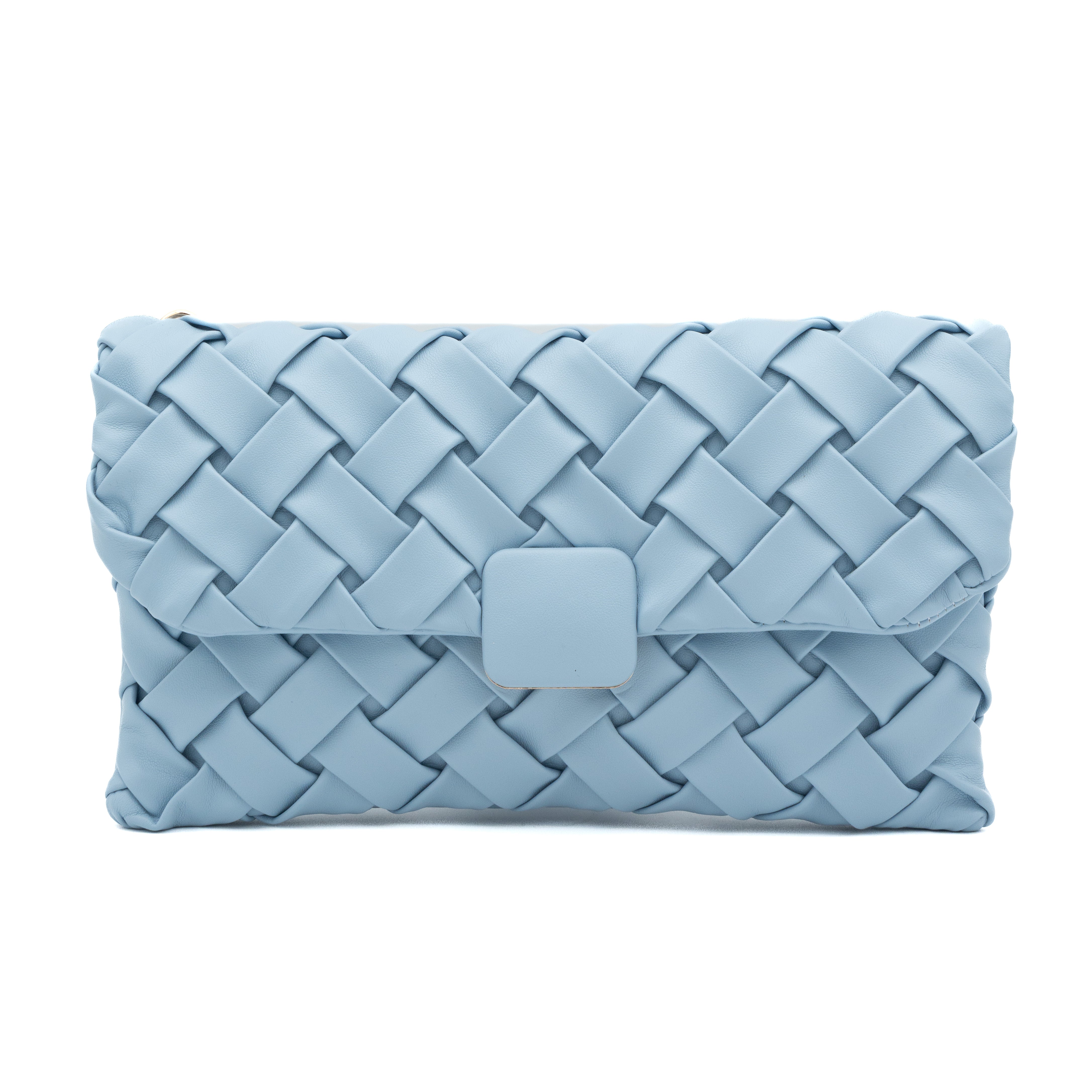 Bolso clutch de polipiel trenzada celeste con solapa y cadena