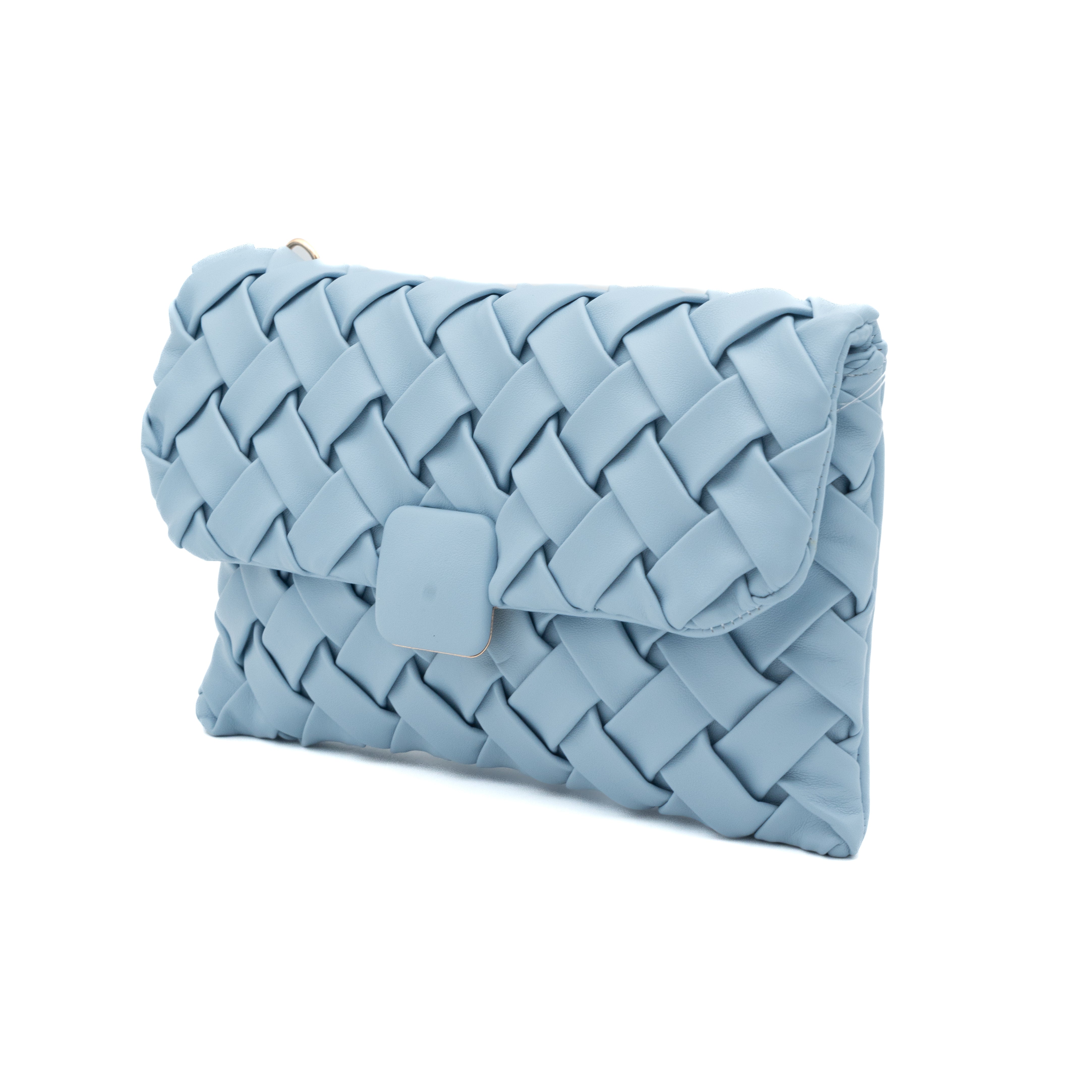 Bolso clutch de polipiel trenzada celeste con solapa y cadena