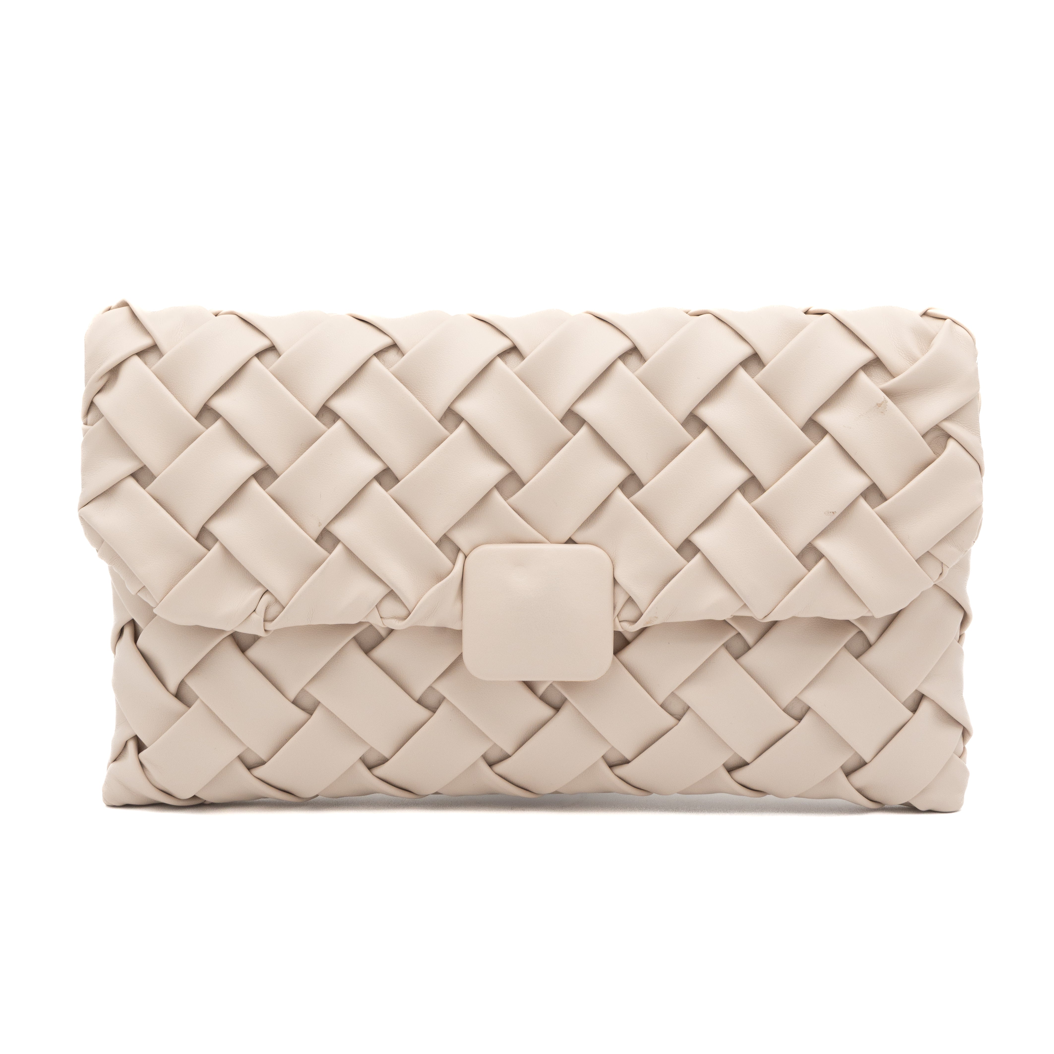 Bolso clutch de polipiel trenzada beige con solapa y cadena