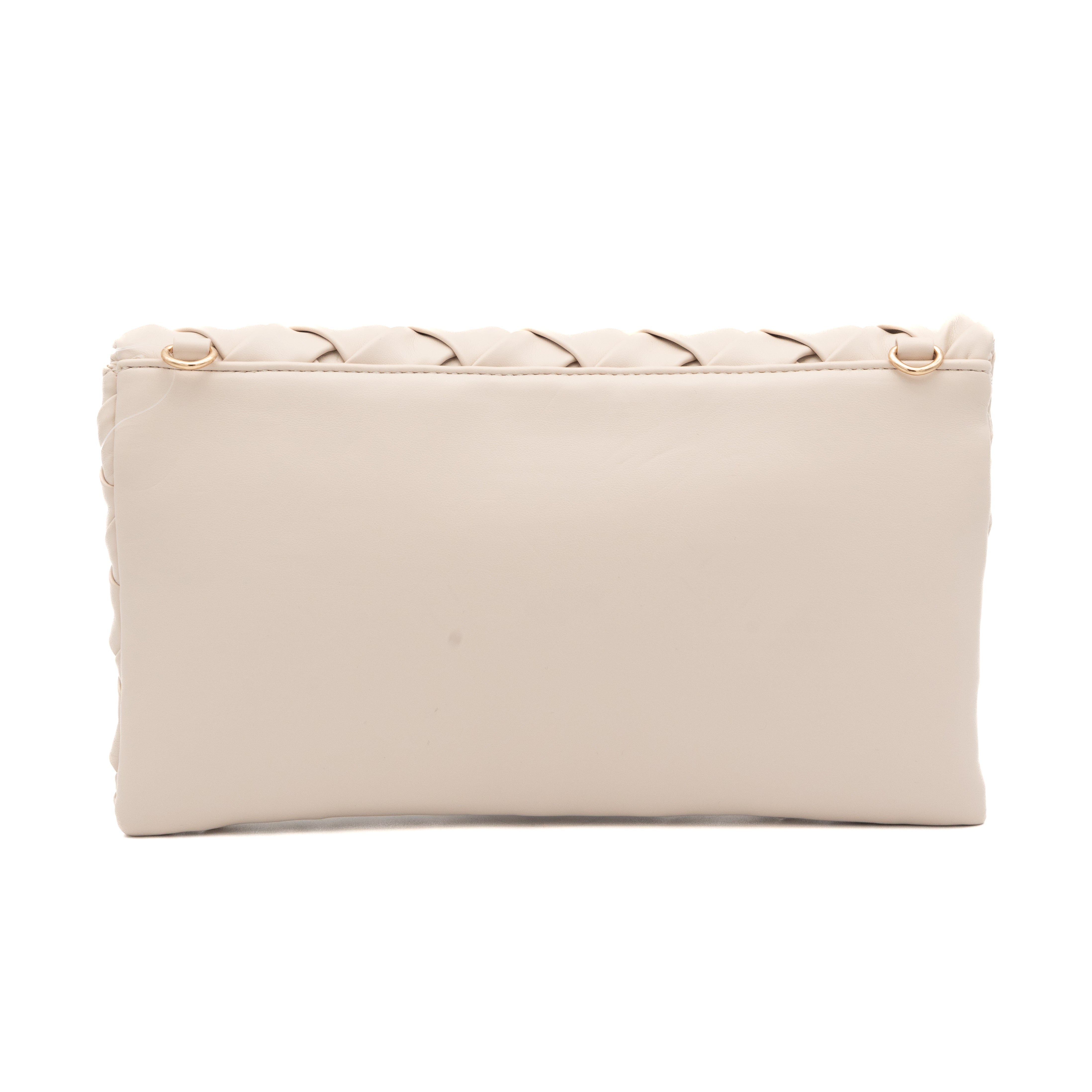 Bolso clutch de polipiel trenzada beige con solapa y cadena