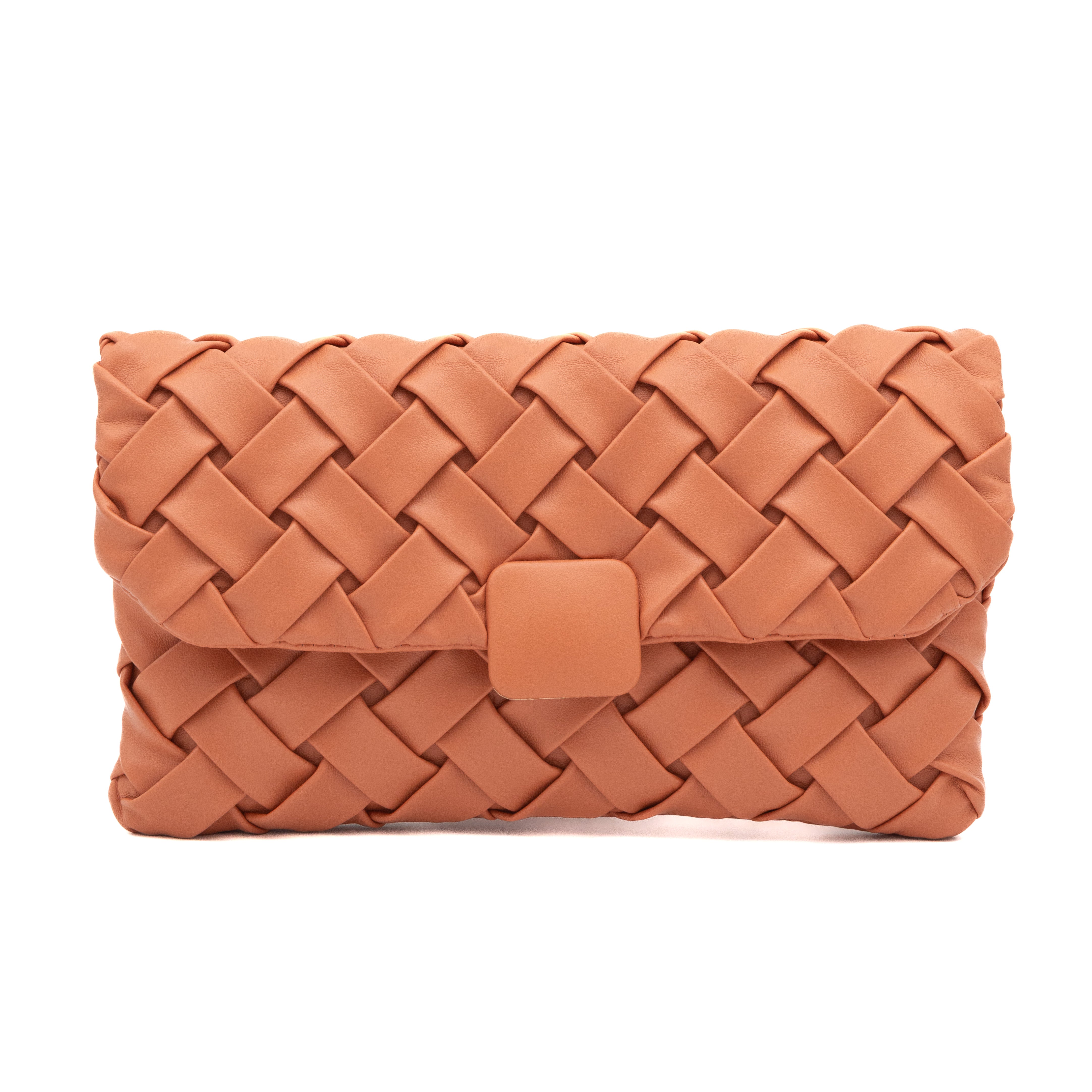 Bolso clutch de polipiel trenzada salmón con solapa y cadena