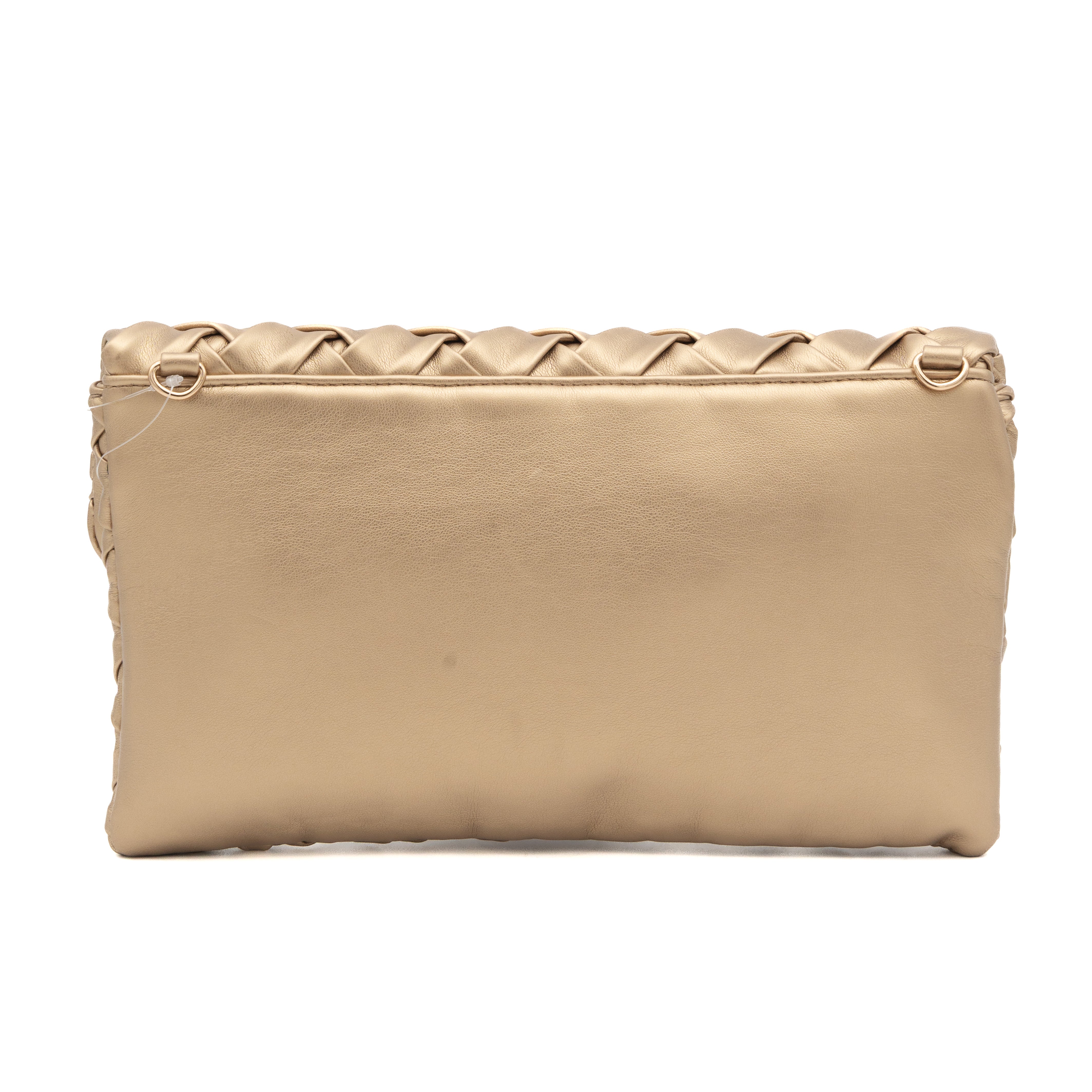 Bolso clutch de polipiel trenzada oro con solapa y cadena
