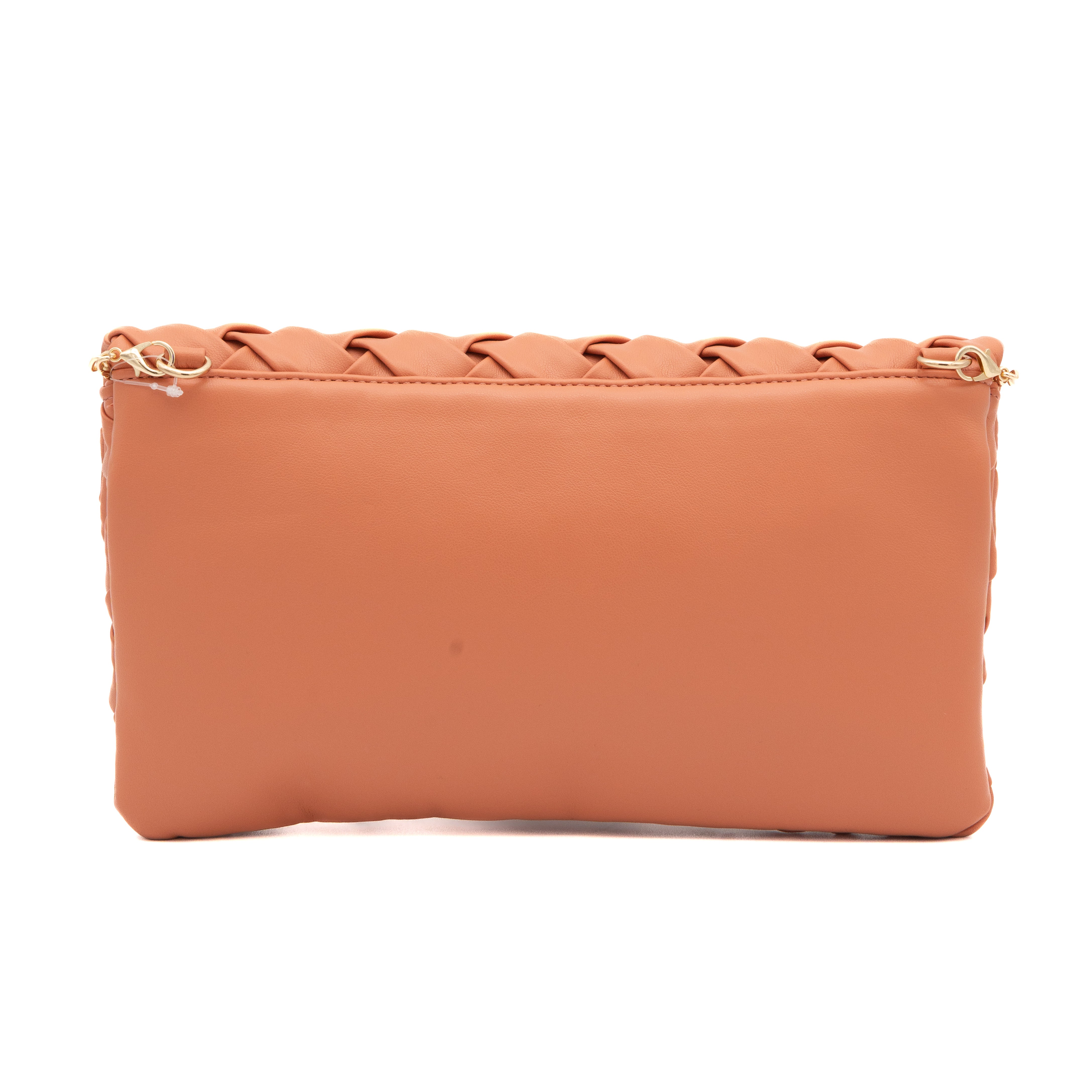 Bolso clutch de polipiel trenzada salmón con solapa y cadena