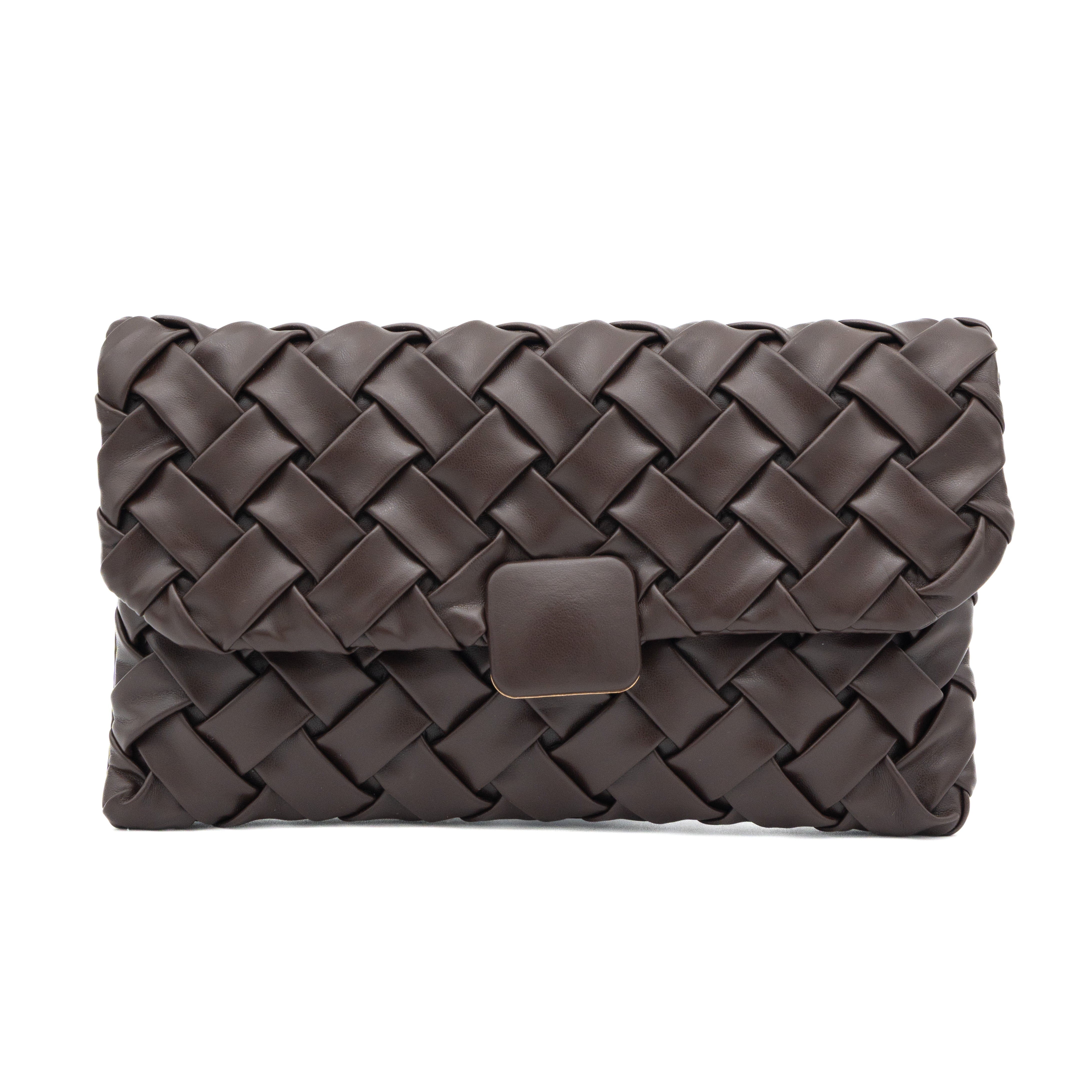 Bolso clutch de polipiel trenzada chocolate con solapa y cadena