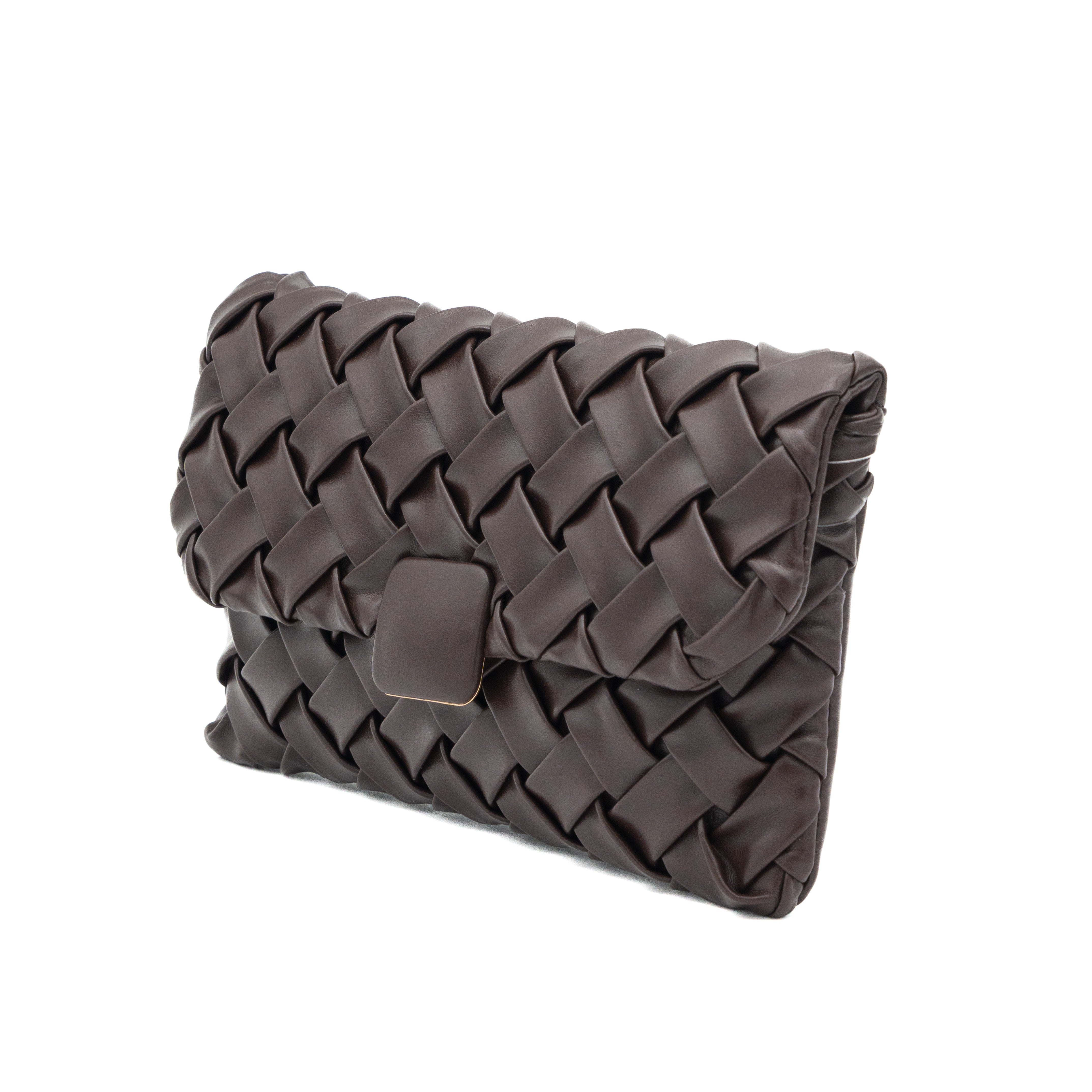 Bolso clutch de polipiel trenzada chocolate con solapa y cadena