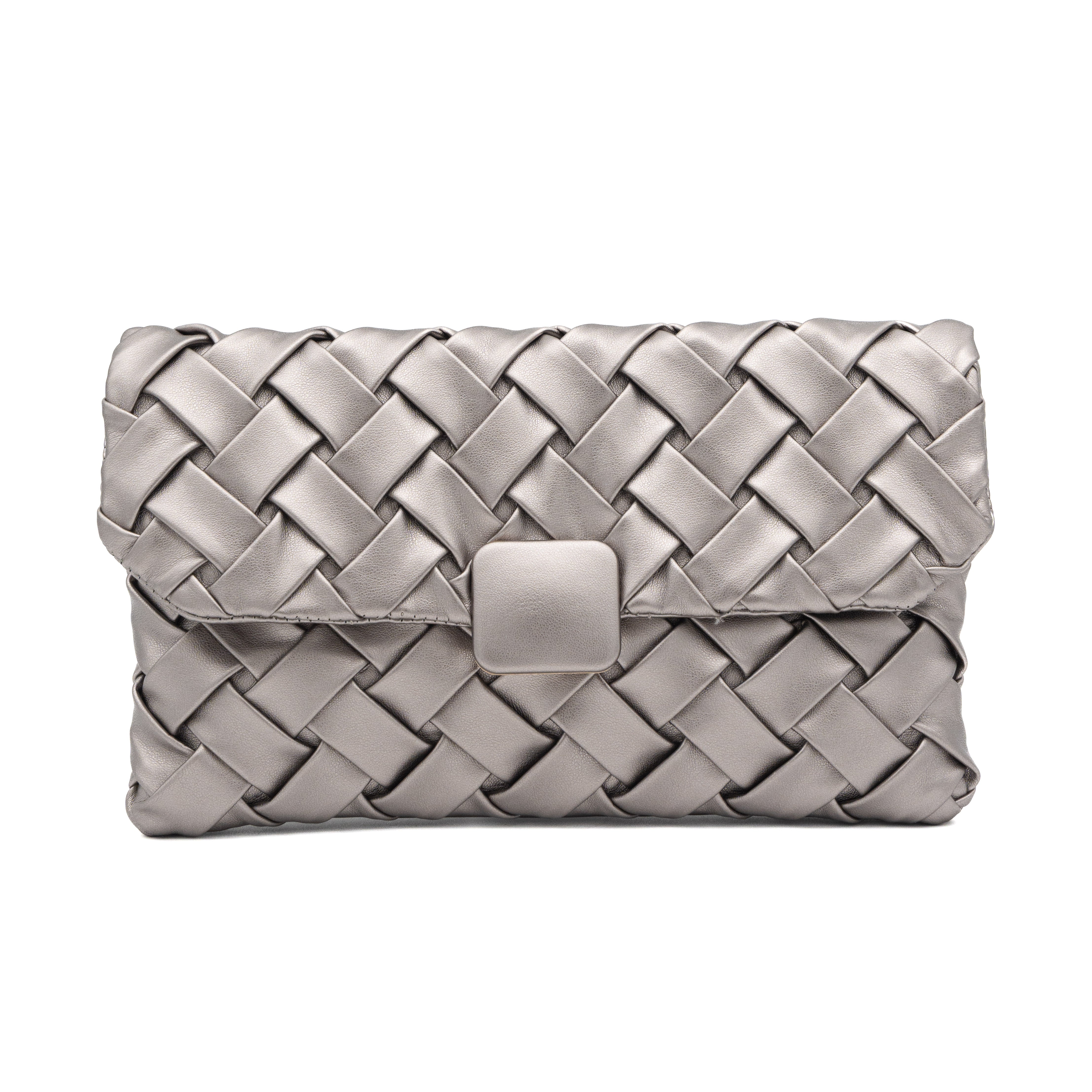 Bolso clutch de polipiel trenzada gris con solapa y cadena