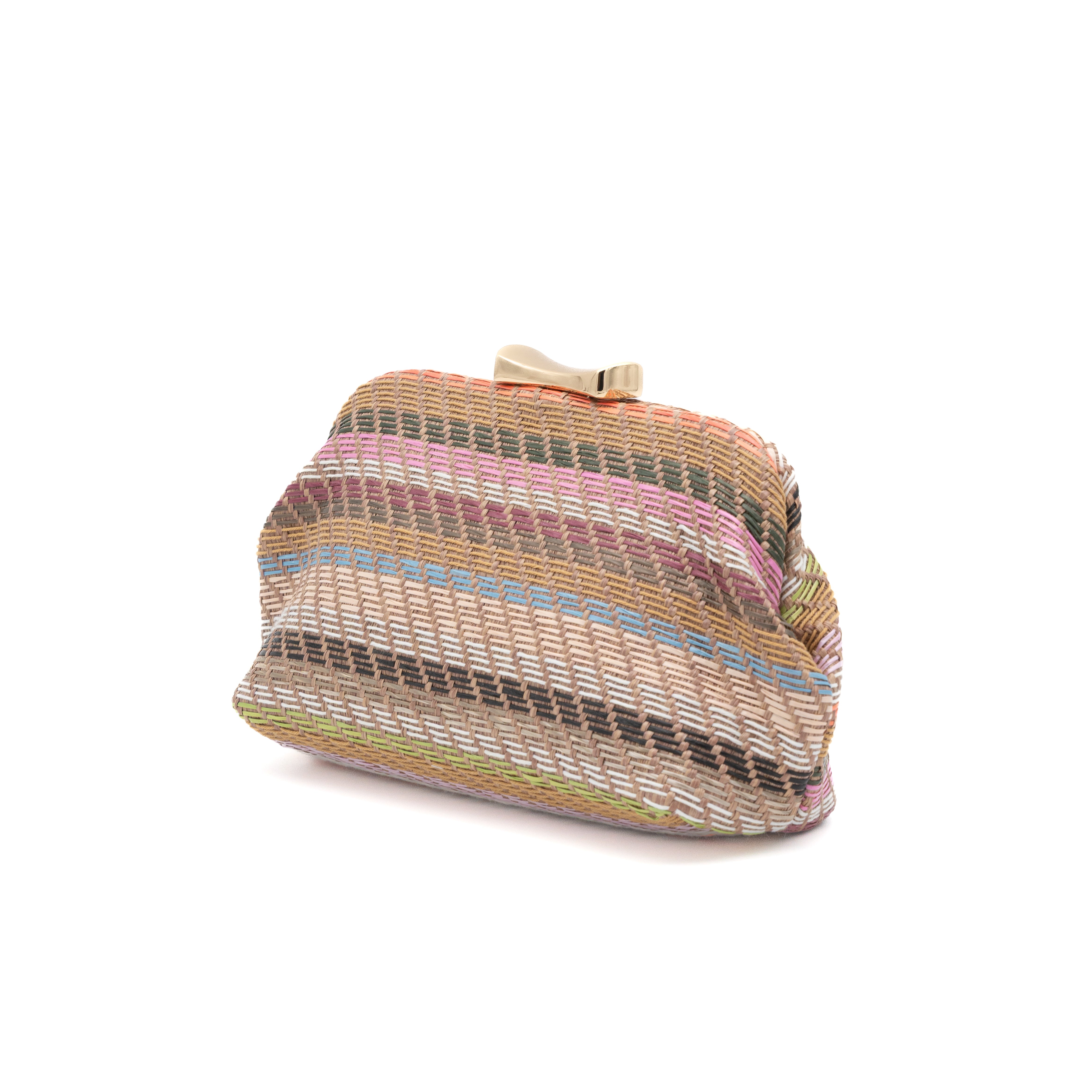 Bolso clutch de fiesta en rafia multicolor taupe con diseño de rayas