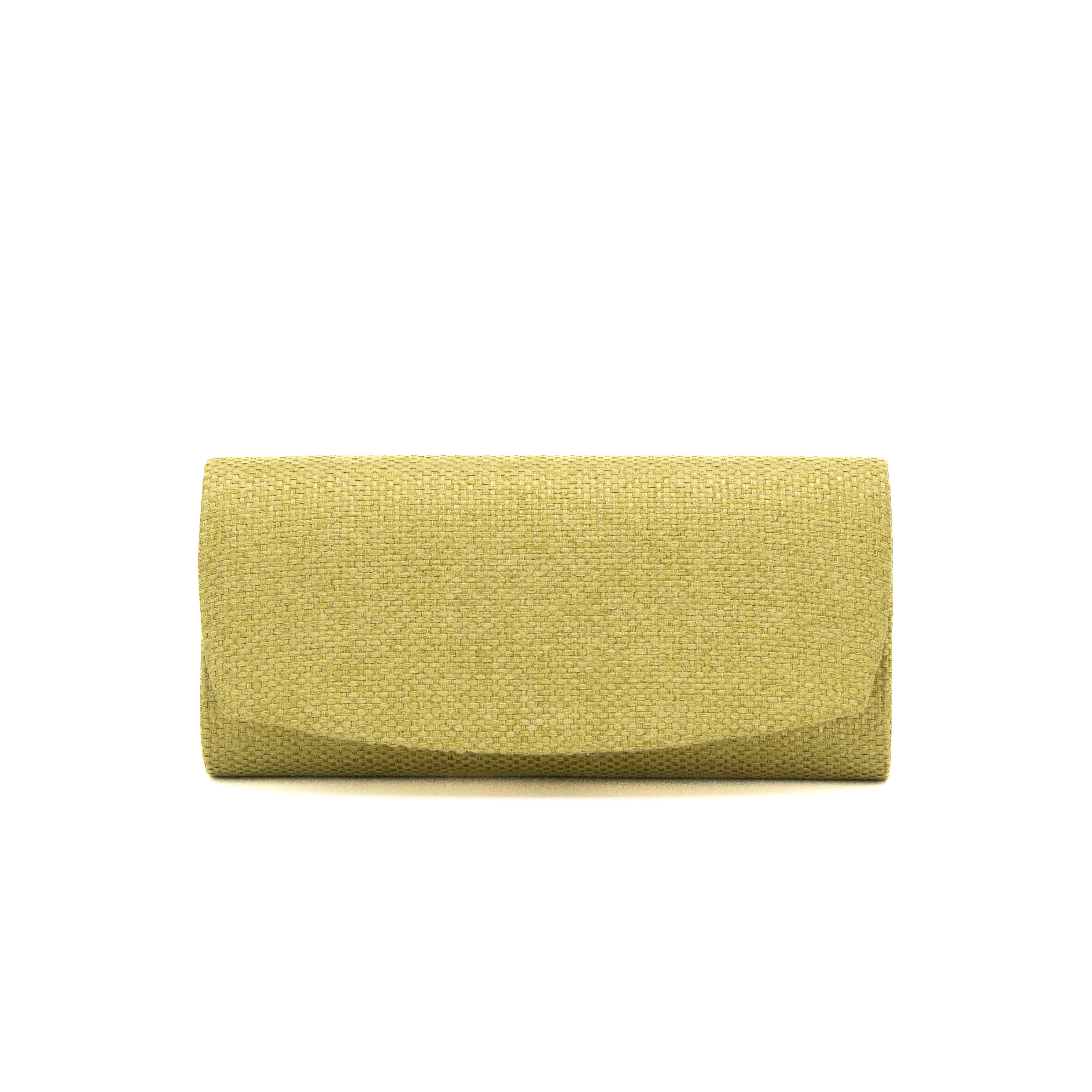 Bolso clutch de rafia rígido lima con solapa redondeada