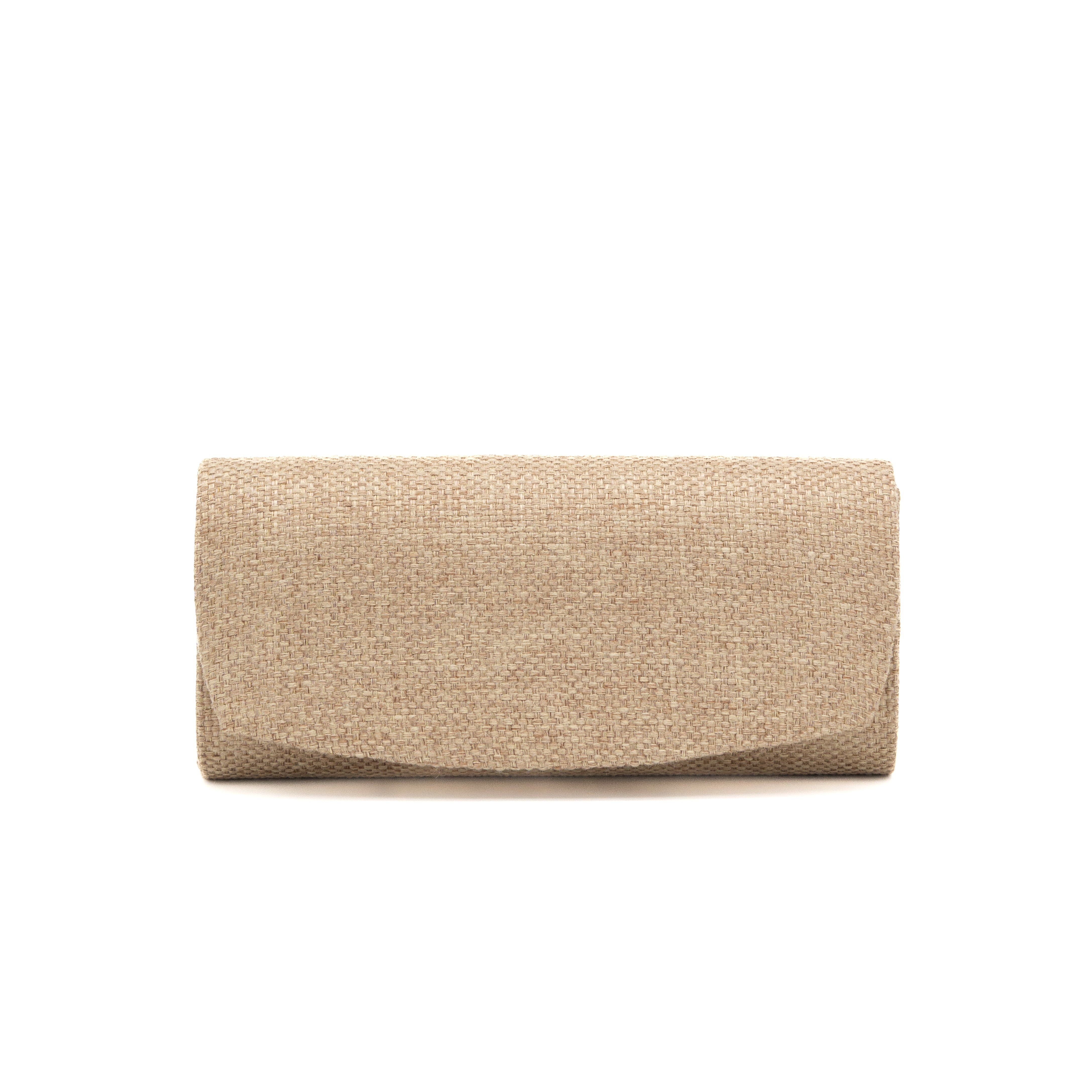 Bolso clutch de rafia rígido oro claro con solapa redondeada