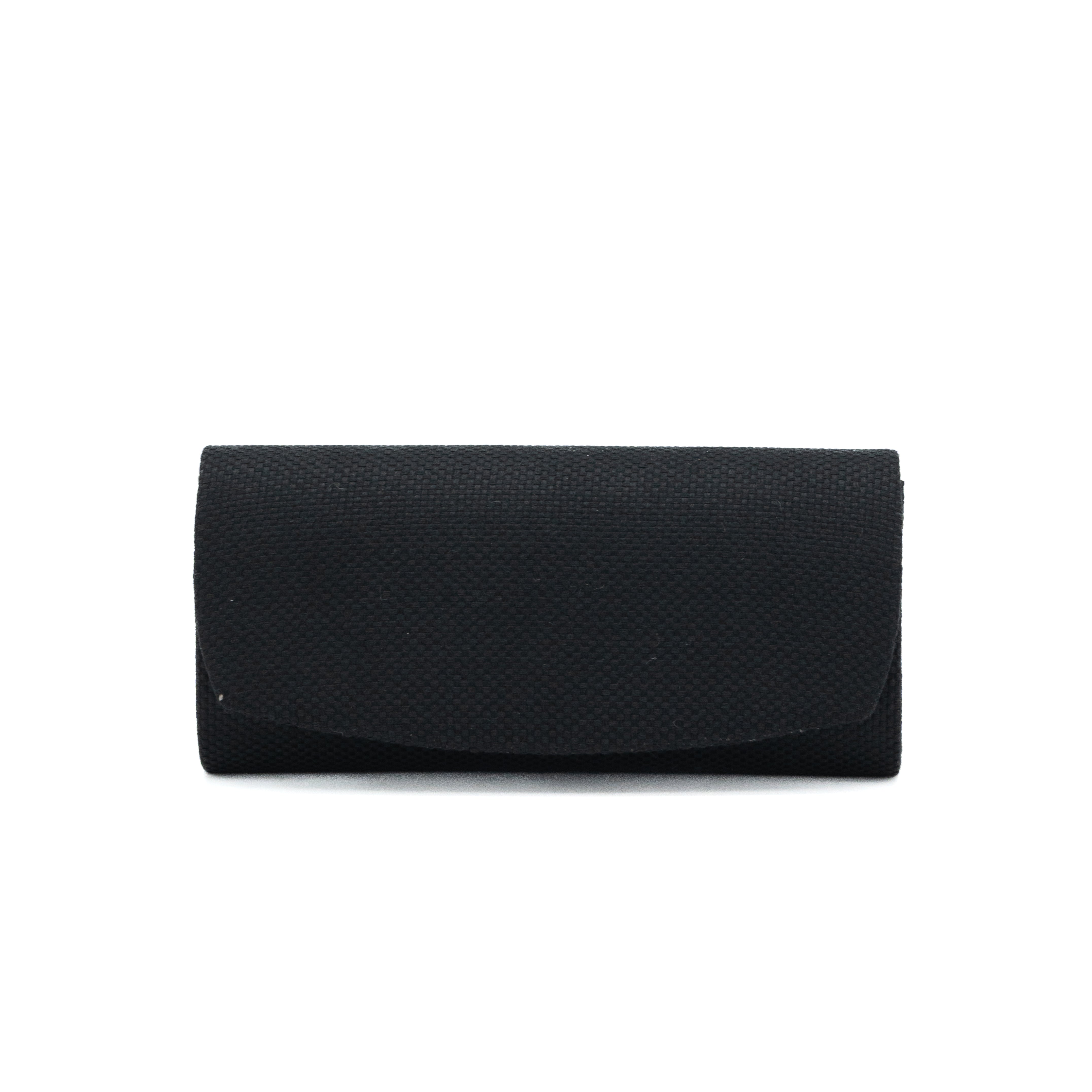 Bolso clutch de rafia rígido negro con solapa redondeada