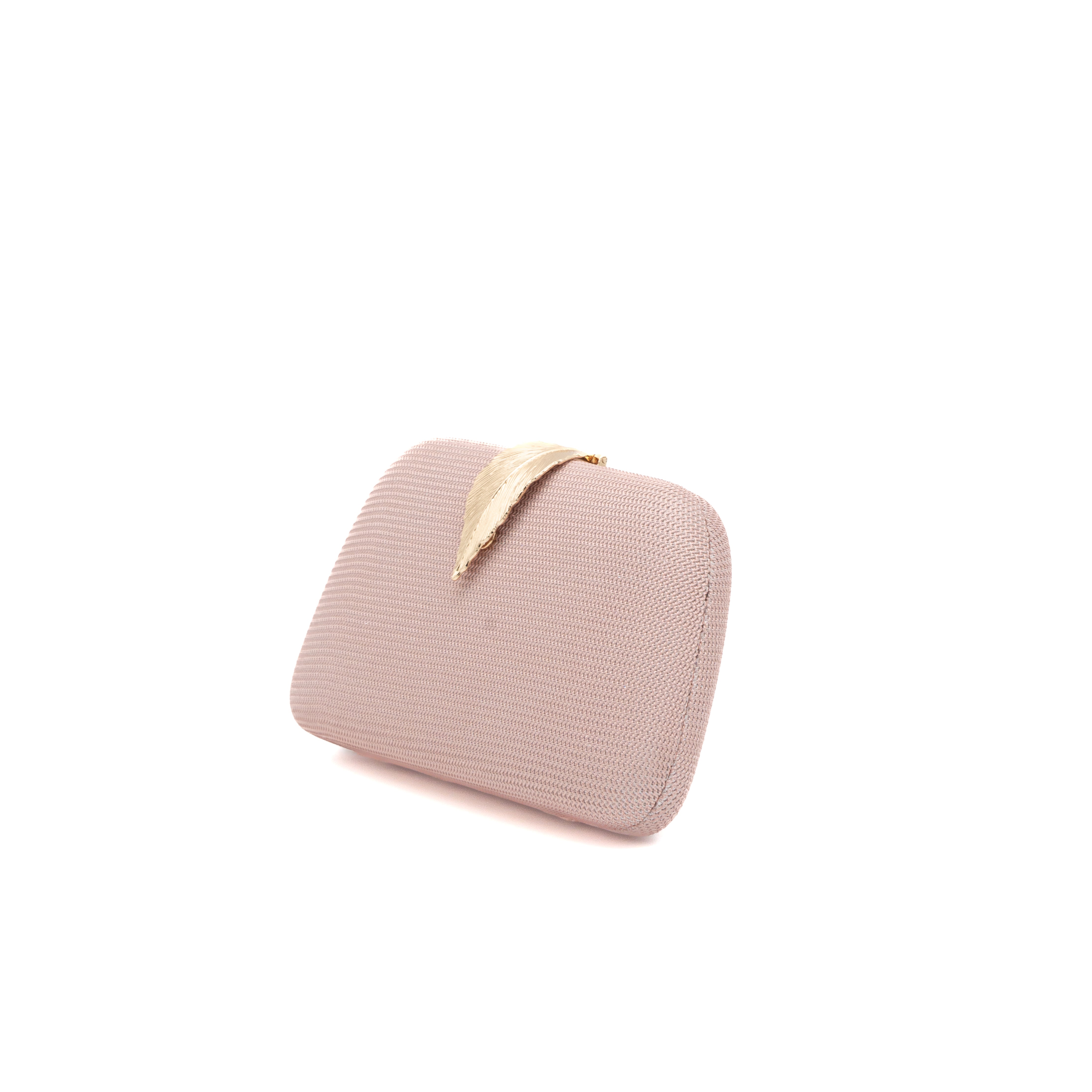 Bolso clutch rígido de malla nude con cierre de hoja