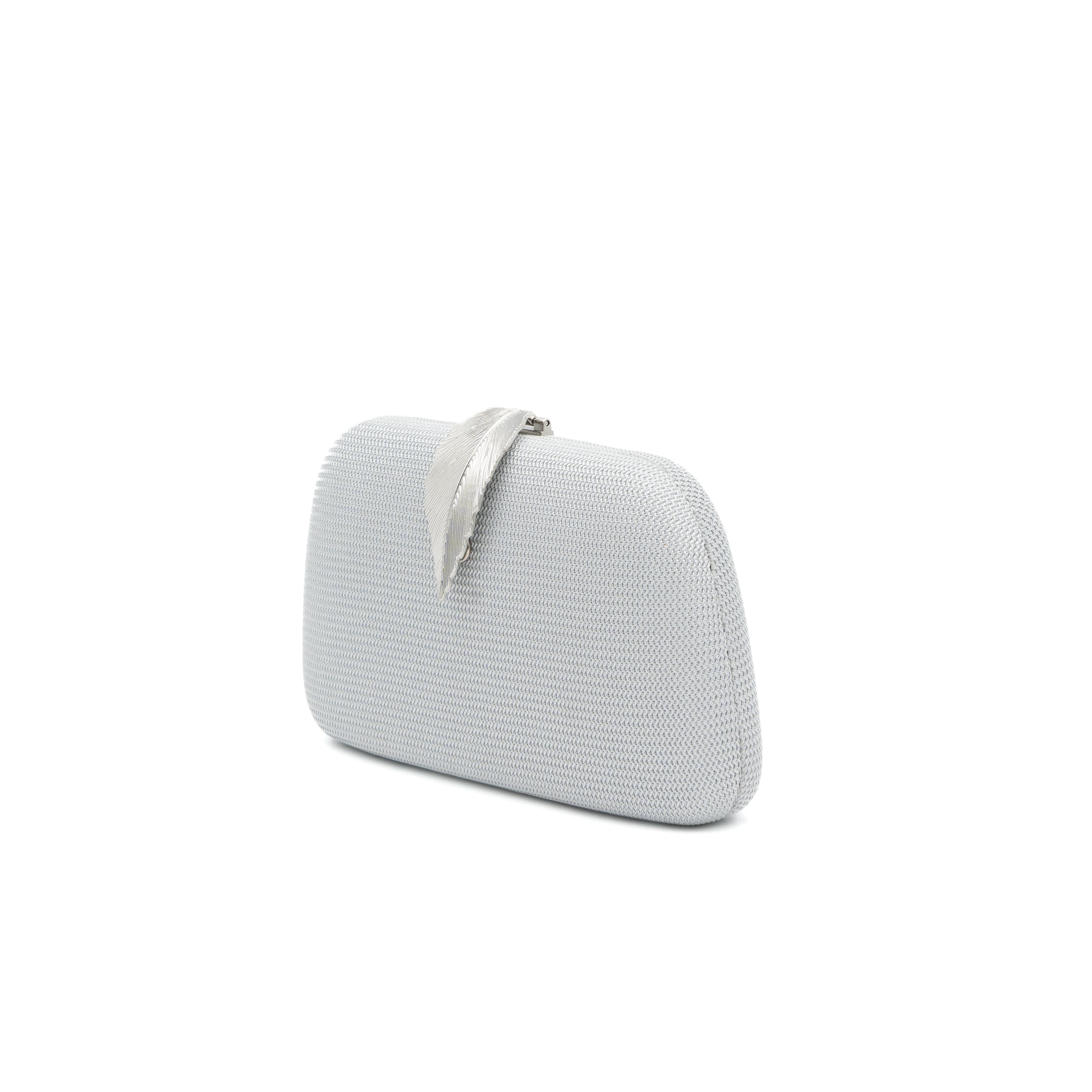 Bolso clutch rígido de malla plata con cierre de hoja