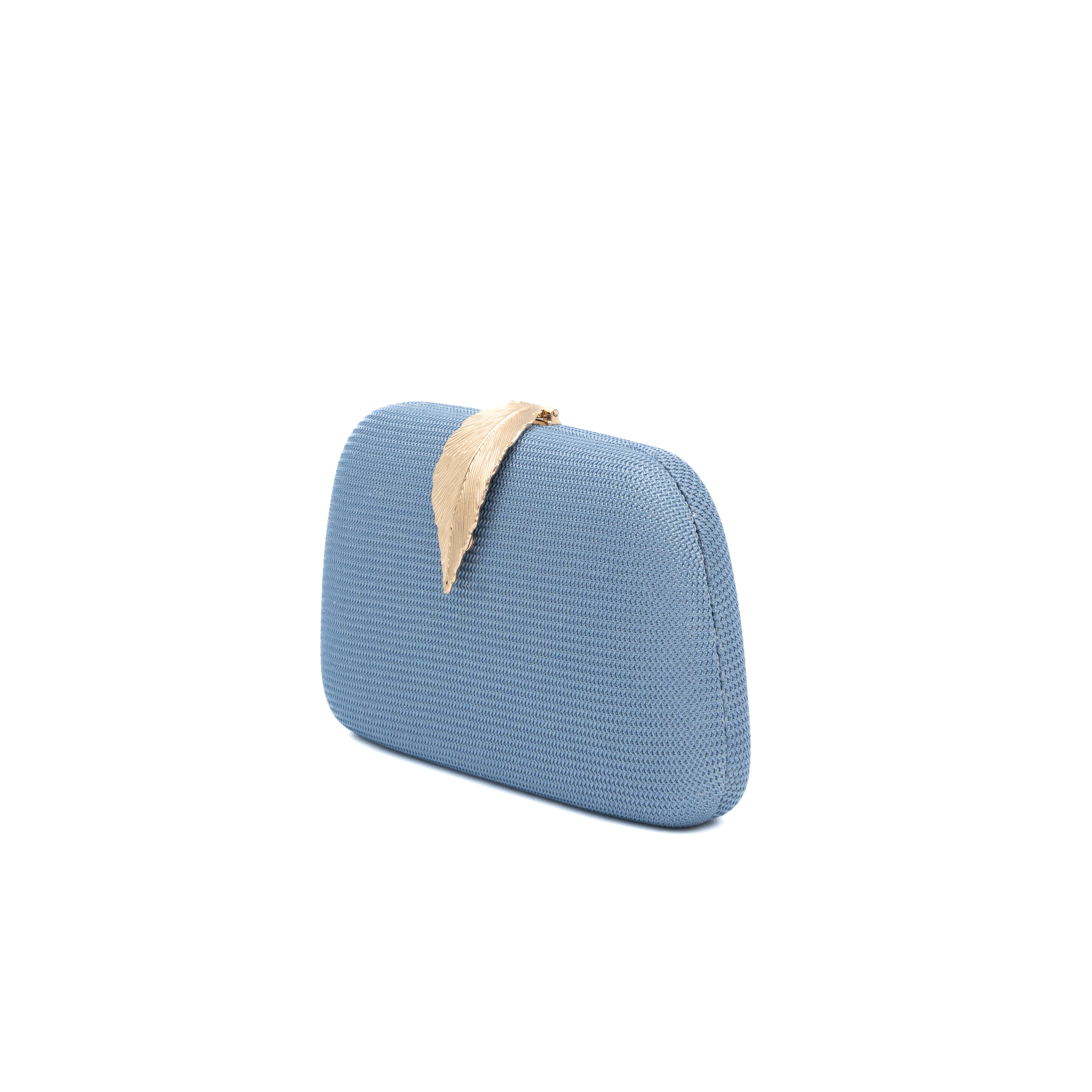 Bolso clutch rígido de malla color vaquero con cierre de hoja