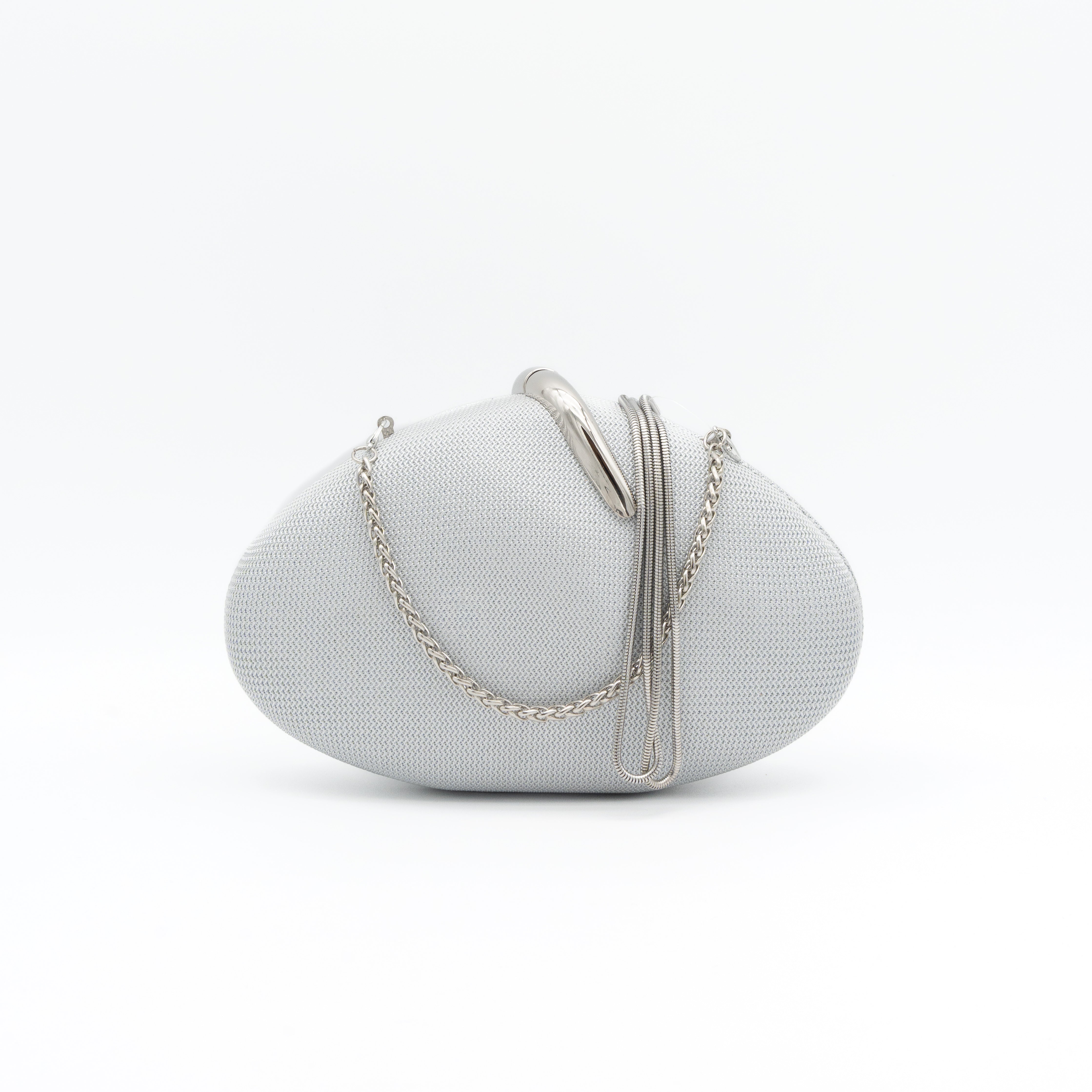 Bolso clutch rígido con textura de malla plata y detalle metálico curvo