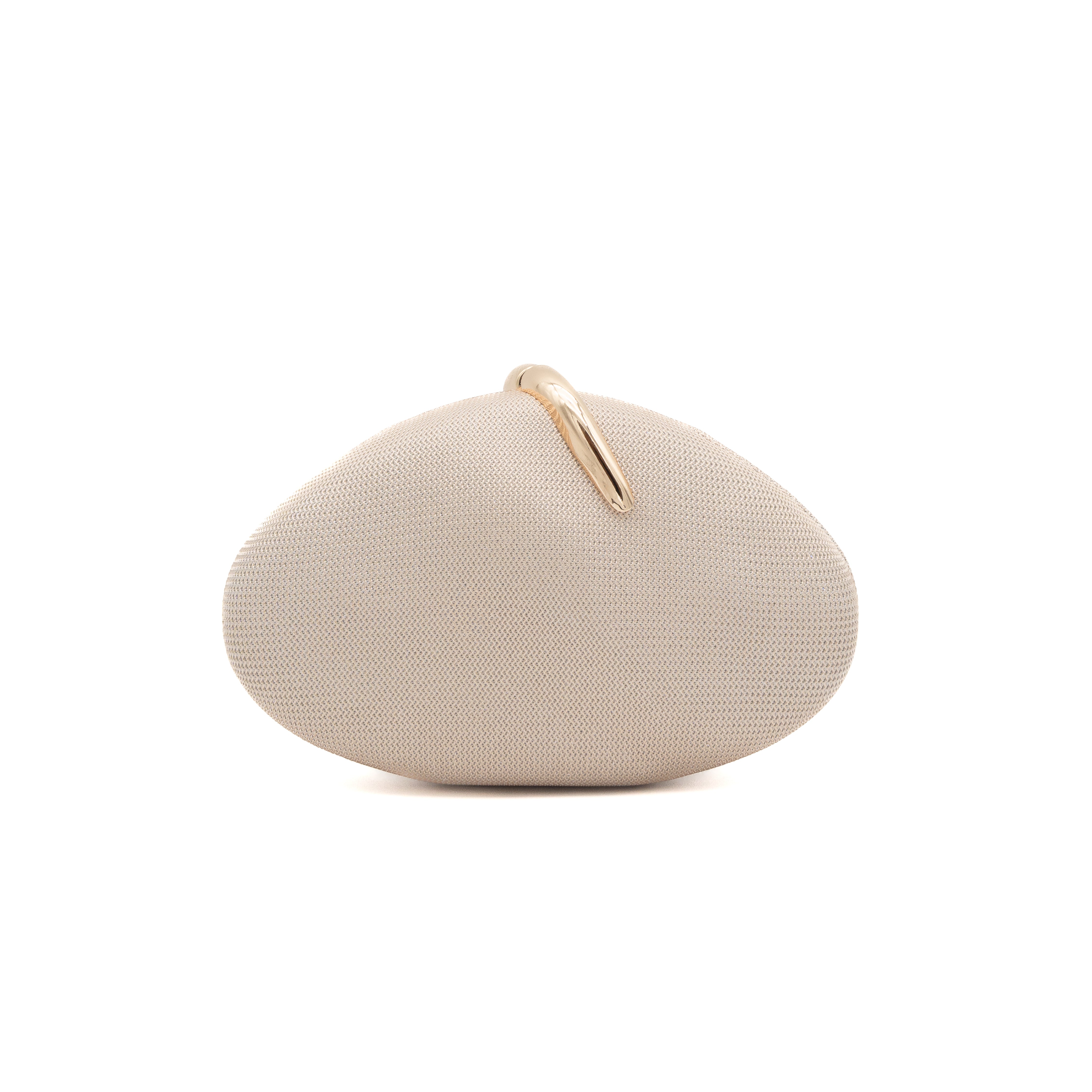 Bolso clutch rígido con textura de malla oro claro y detalle metálico curvo