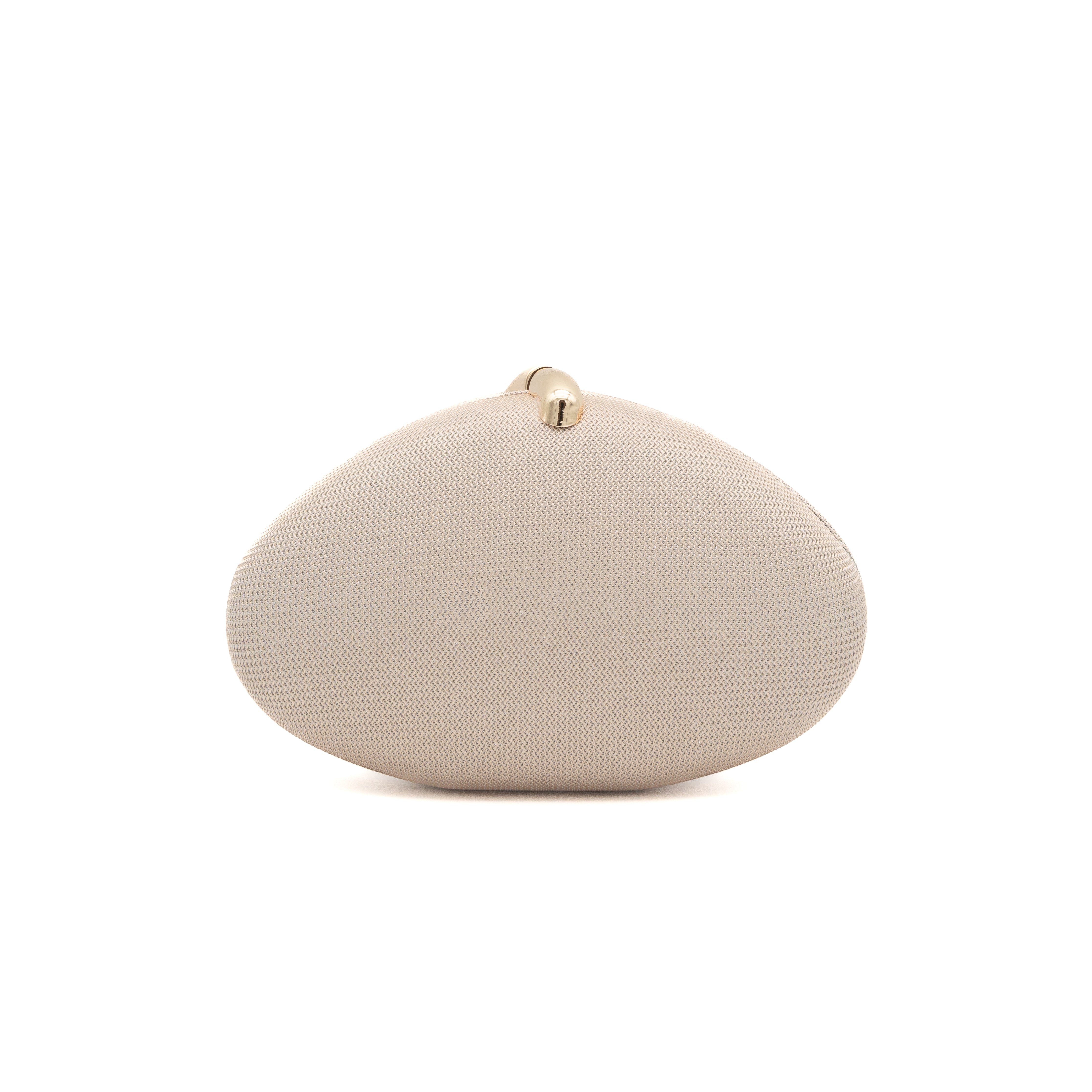 Bolso clutch rígido con textura de malla oro claro y detalle metálico curvo