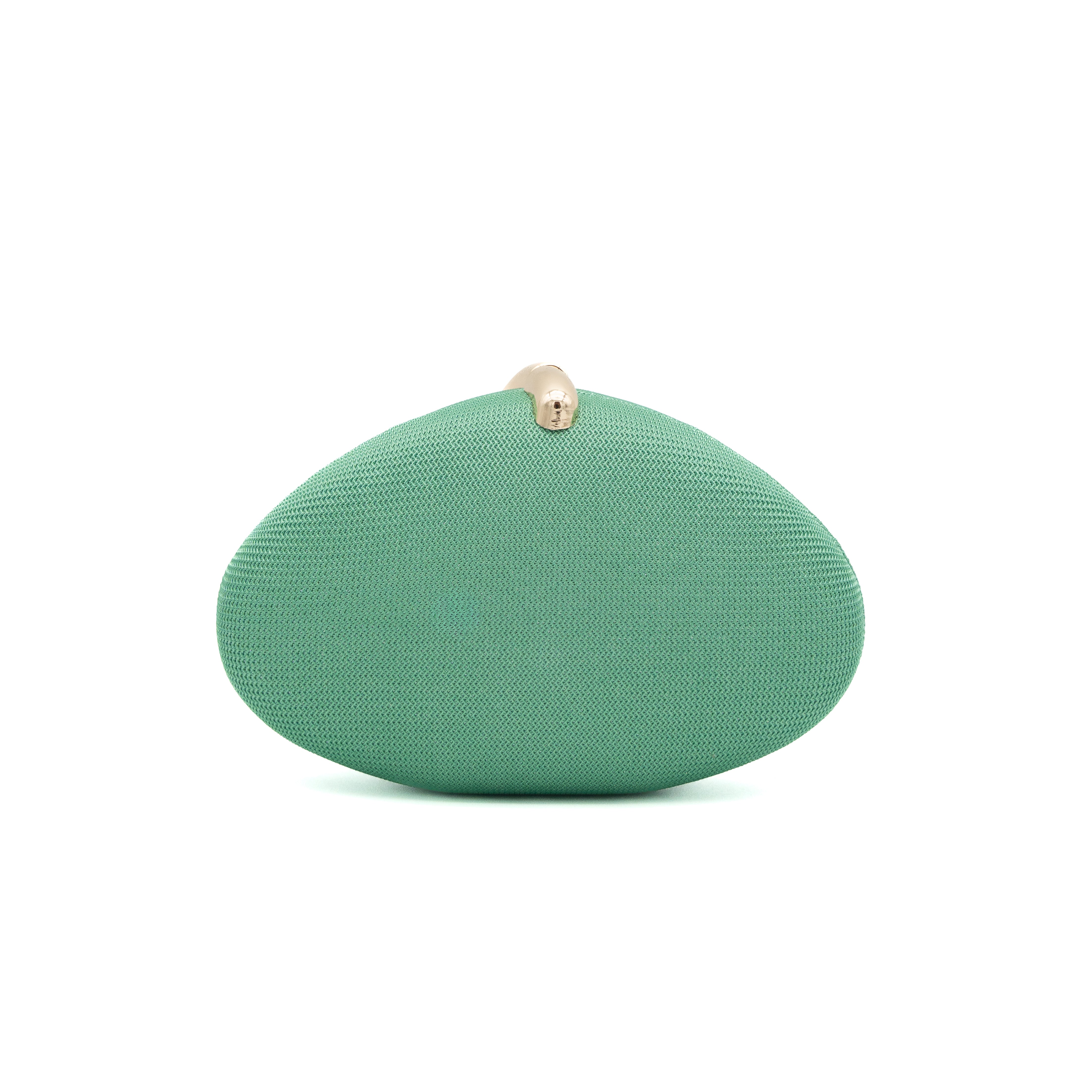 Bolso clutch rígido con textura de malla verde hierba y detalle metálico curvo