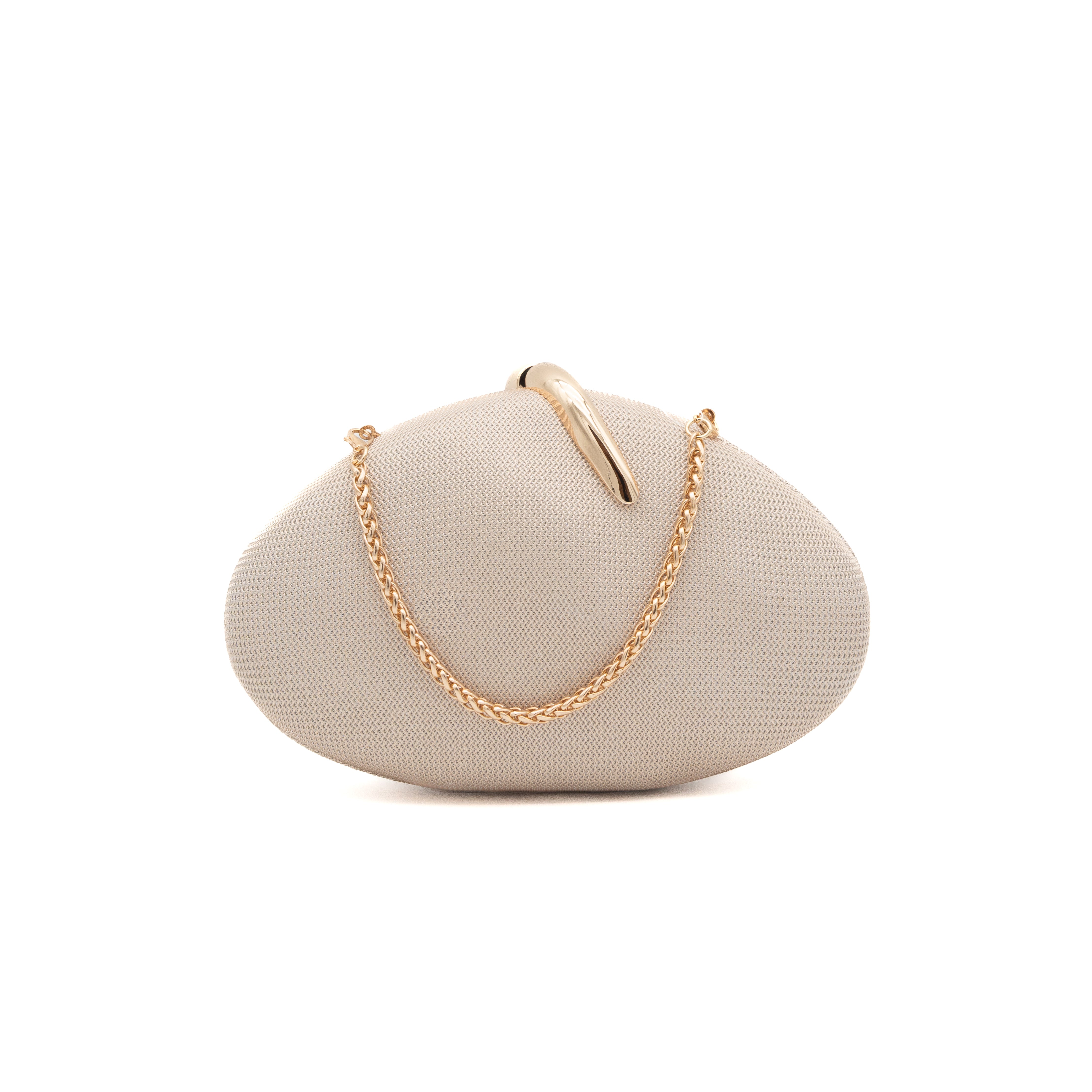 Bolso clutch rígido con textura de malla oro claro y detalle metálico curvo