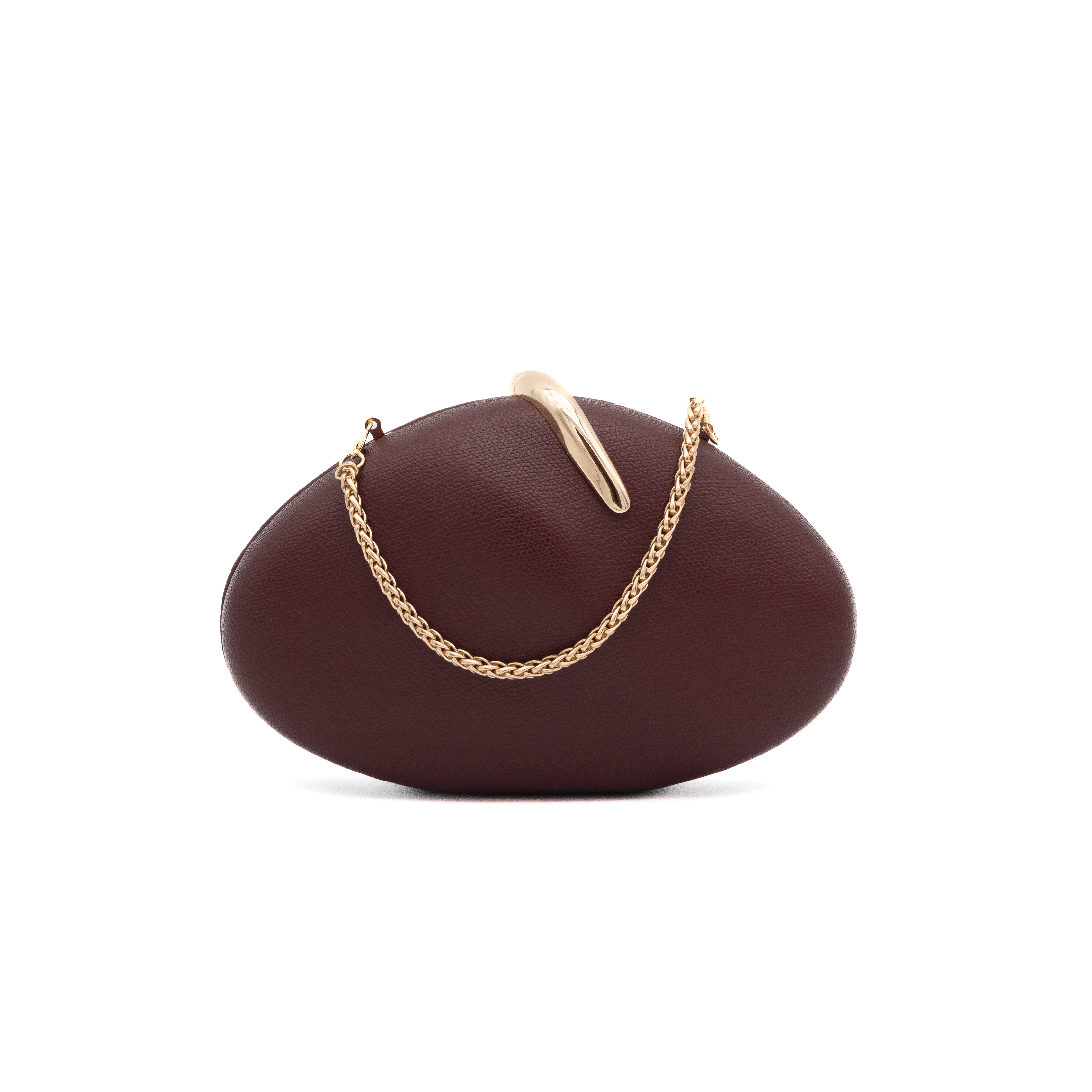 Bolso clutch rígido de polipiel burdeos con detalle metálico curvo