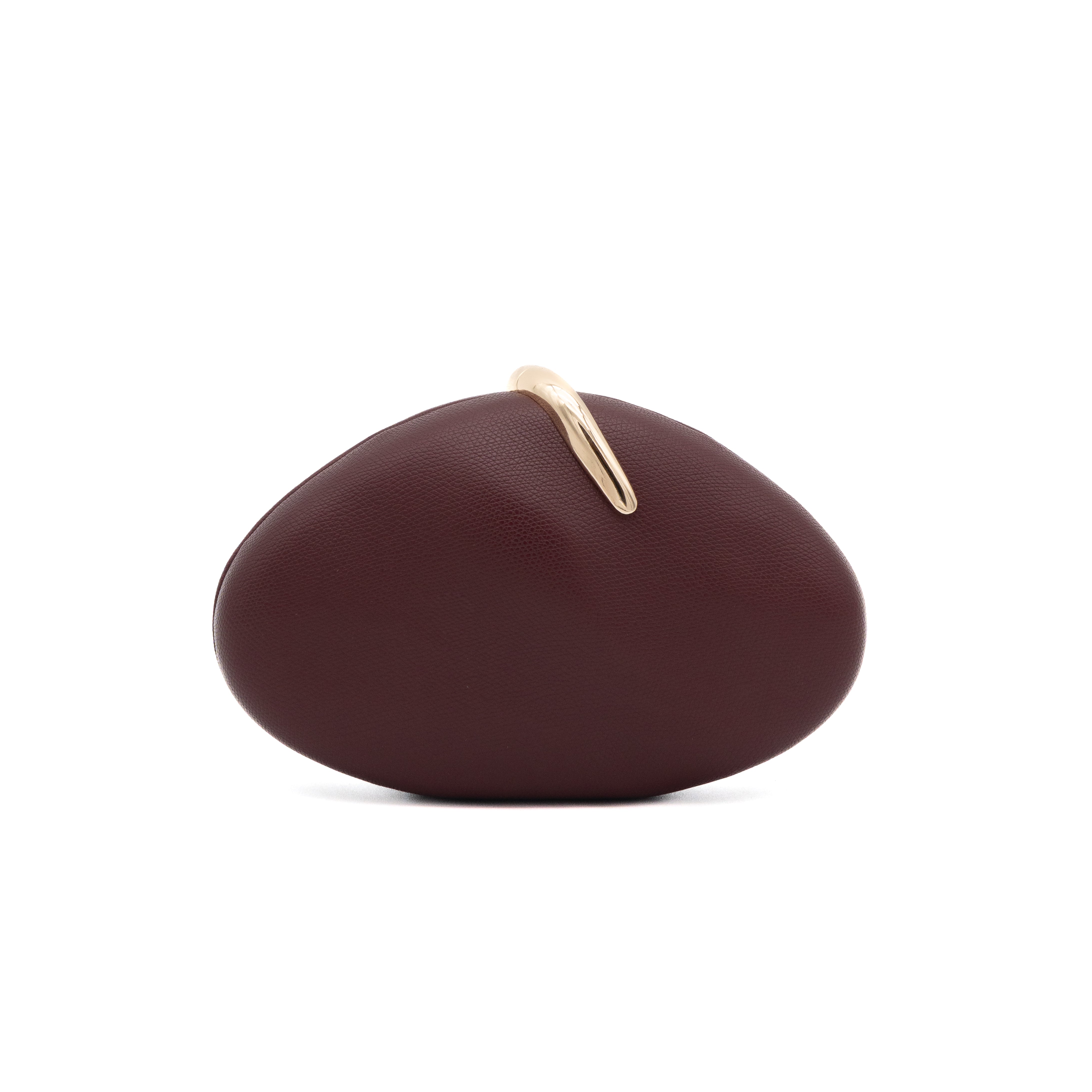 Bolso clutch rígido de polipiel burdeos con detalle metálico curvo