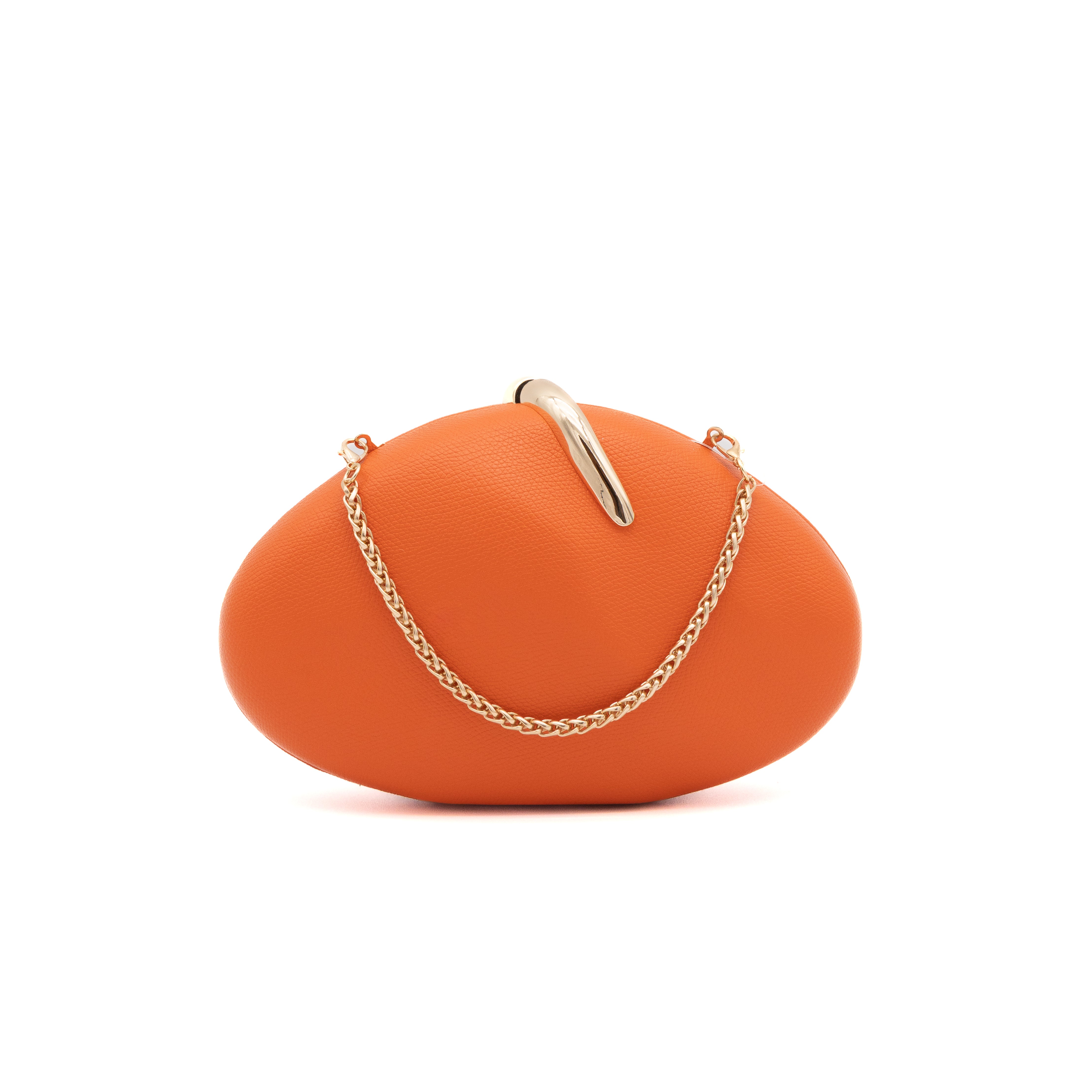 Bolso clutch rígido de polipiel naranja con detalle metálico curvo