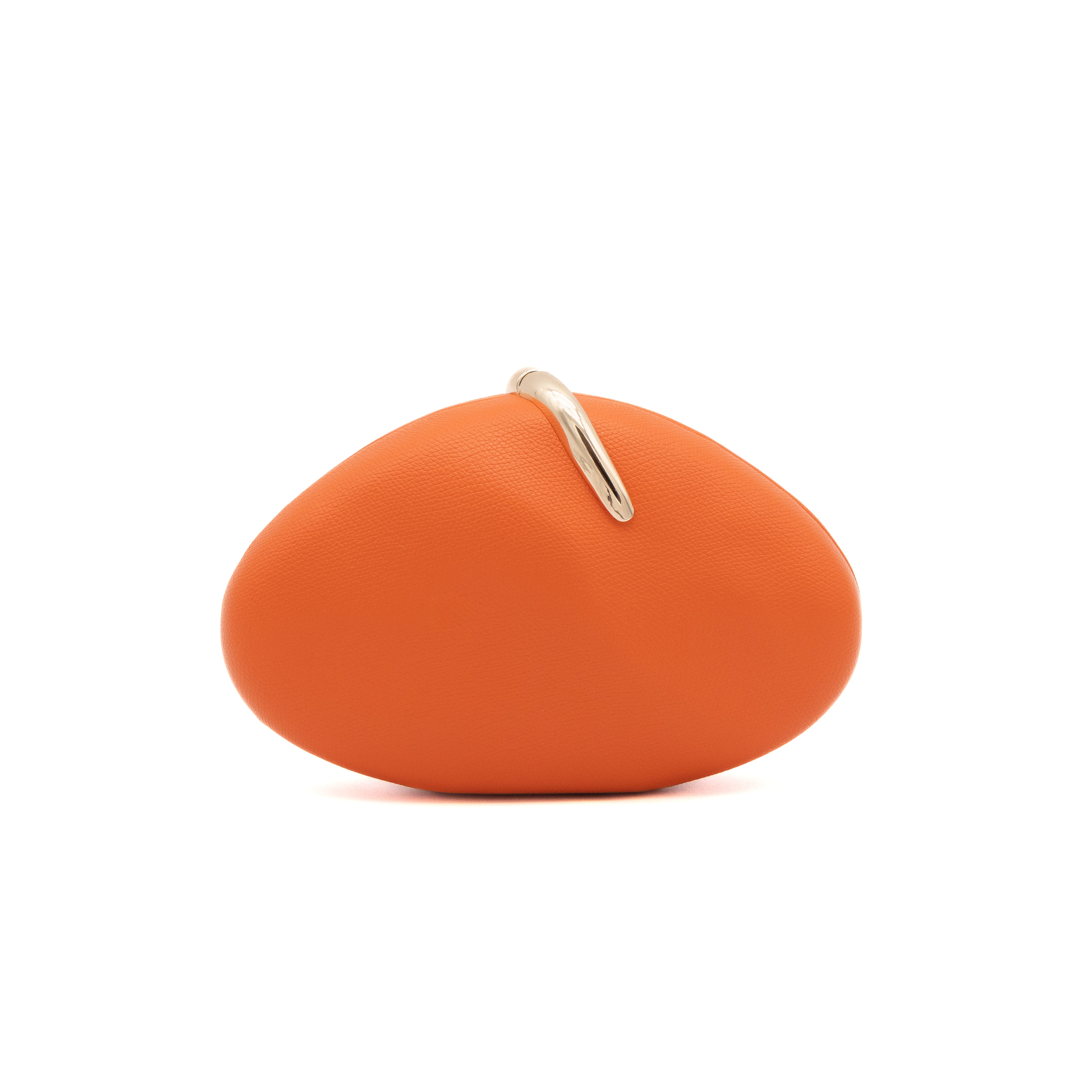 Bolso clutch rígido de polipiel naranja con detalle metálico curvo