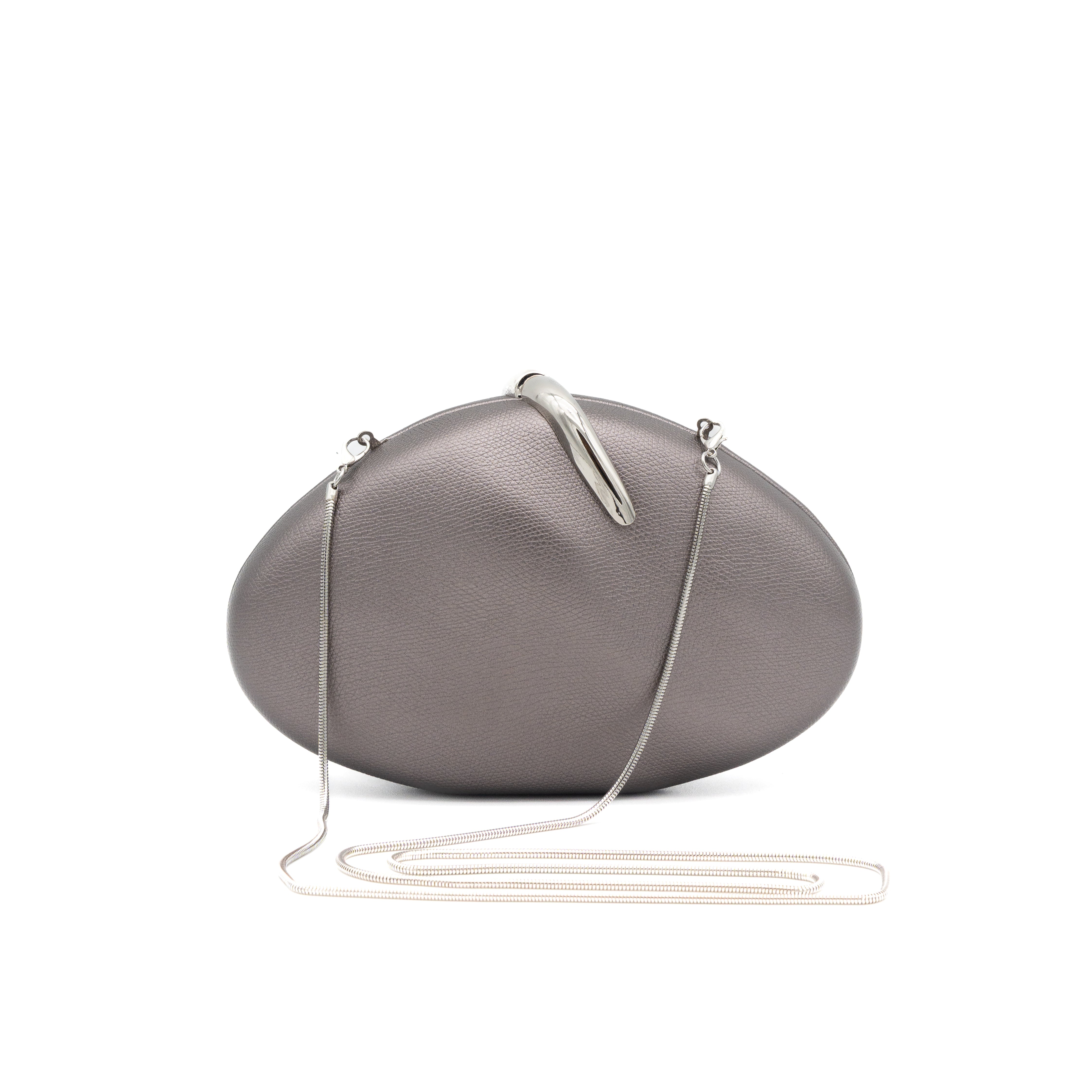 Bolso clutch rígido de polipiel gris con detalle metálico curvo