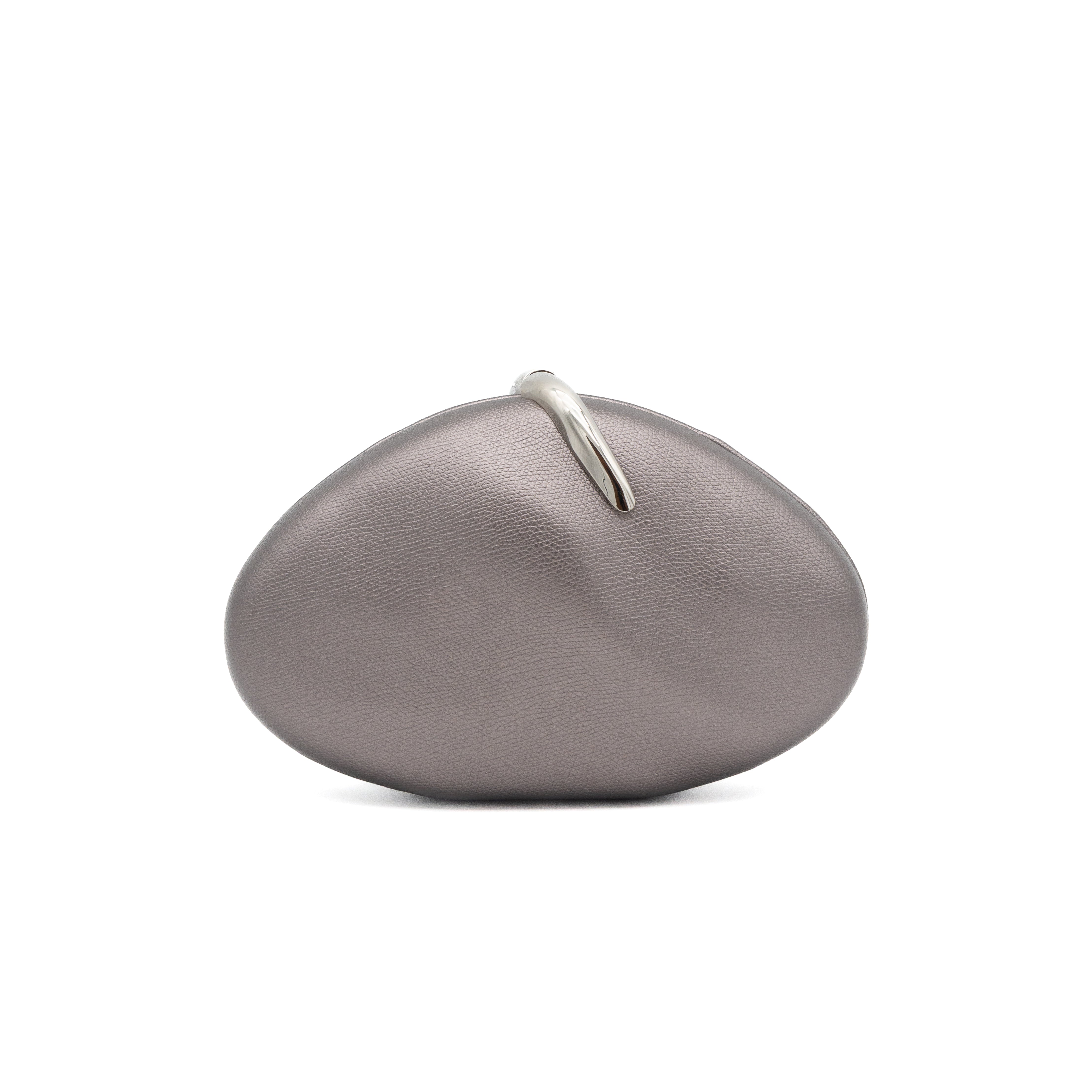 Bolso clutch rígido de polipiel gris con detalle metálico curvo