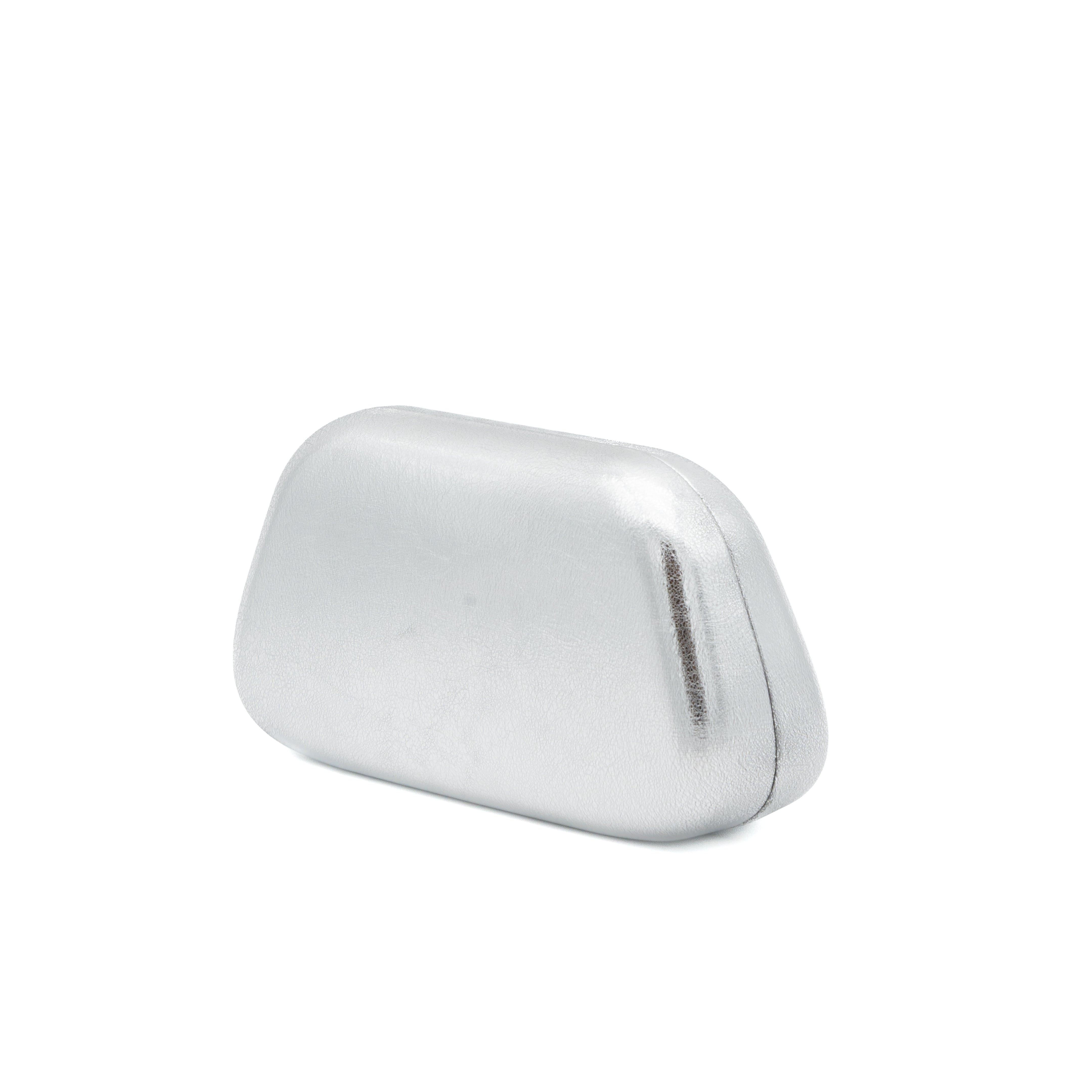 Bolso clutch rígido metalizado plata