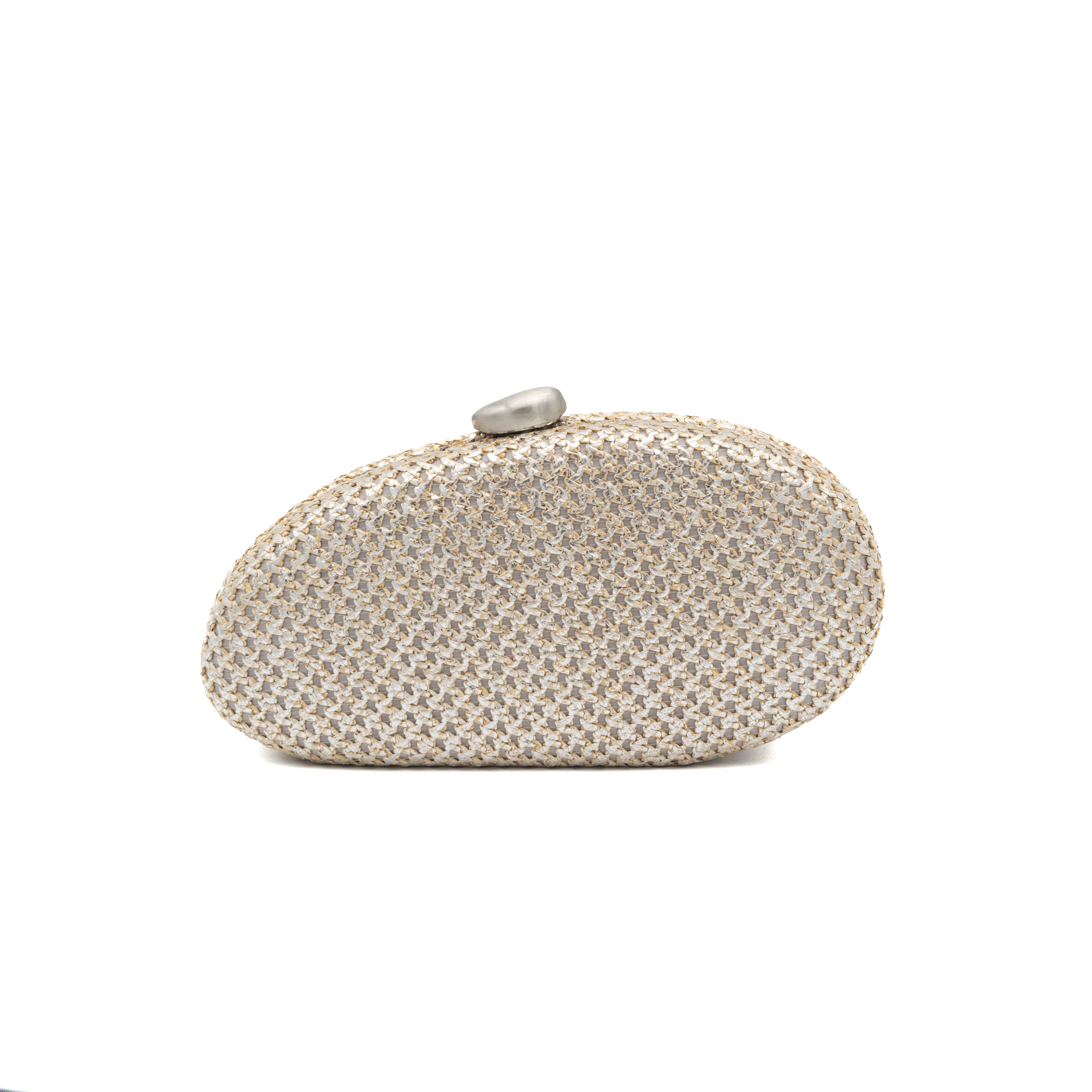 Bolso clutch rígido ovalado de rafia plata con acabado metalizado