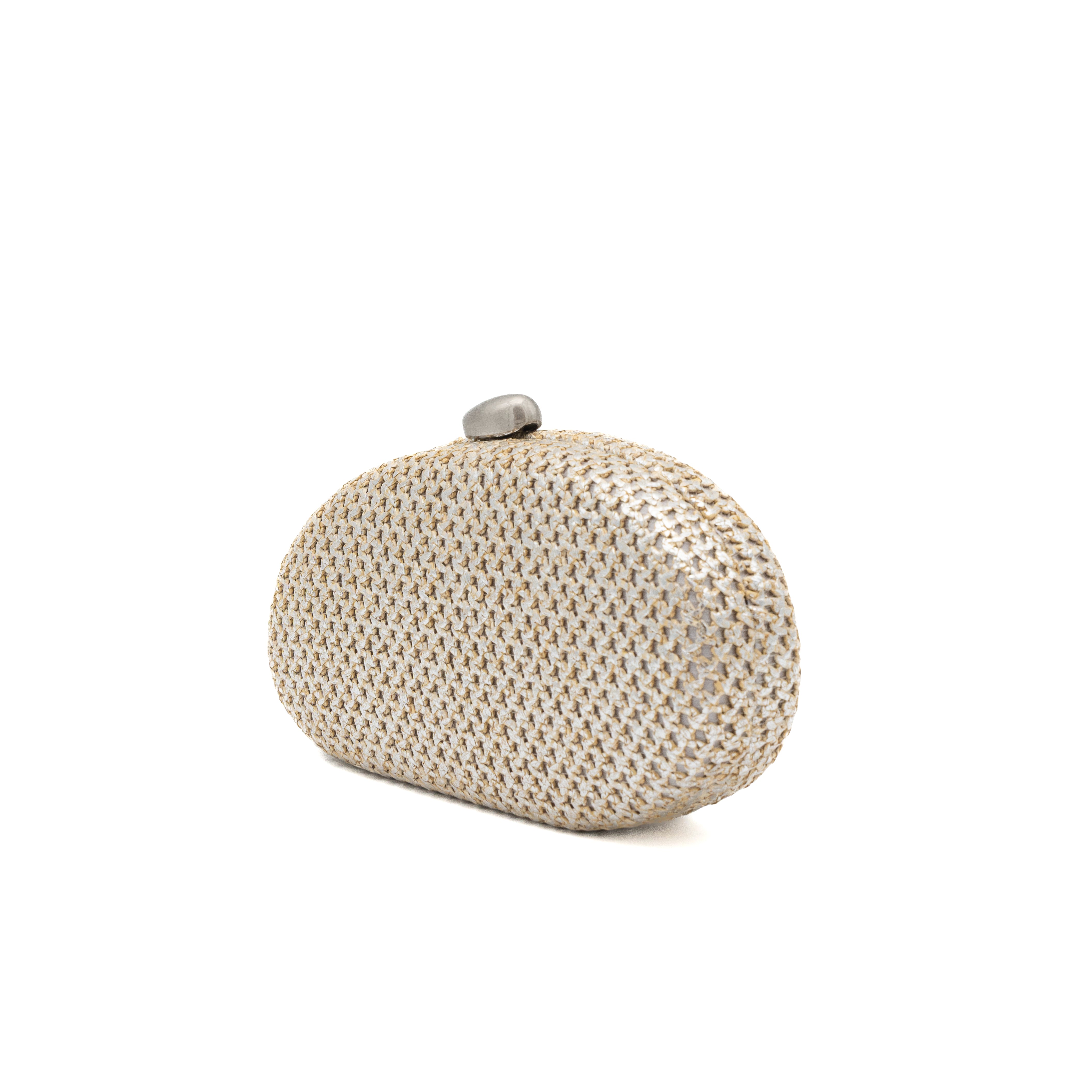 Bolso clutch rígido ovalado de rafia plata con acabado metalizado