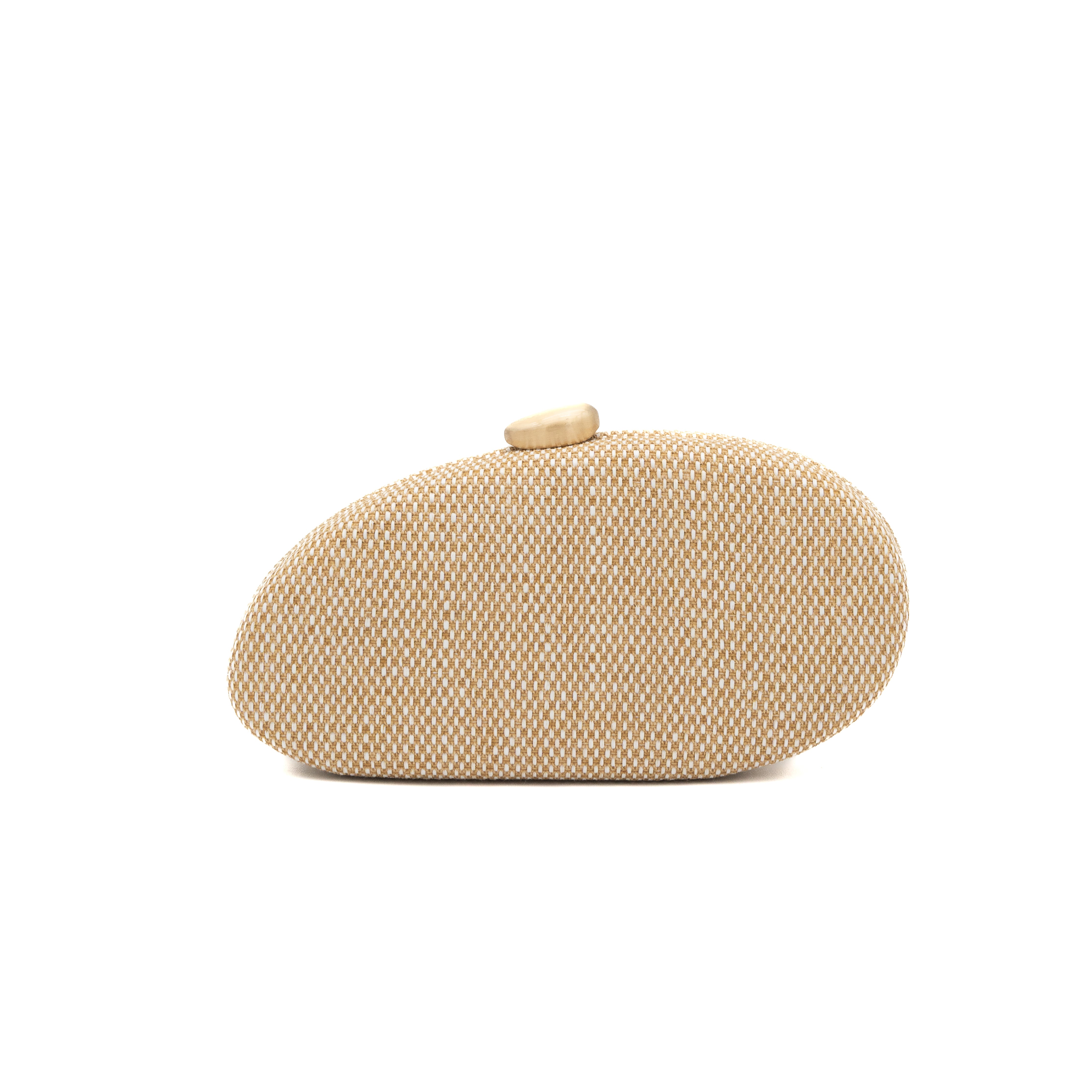 Bolso clutch rígido ovalado de tejido texturizado camel