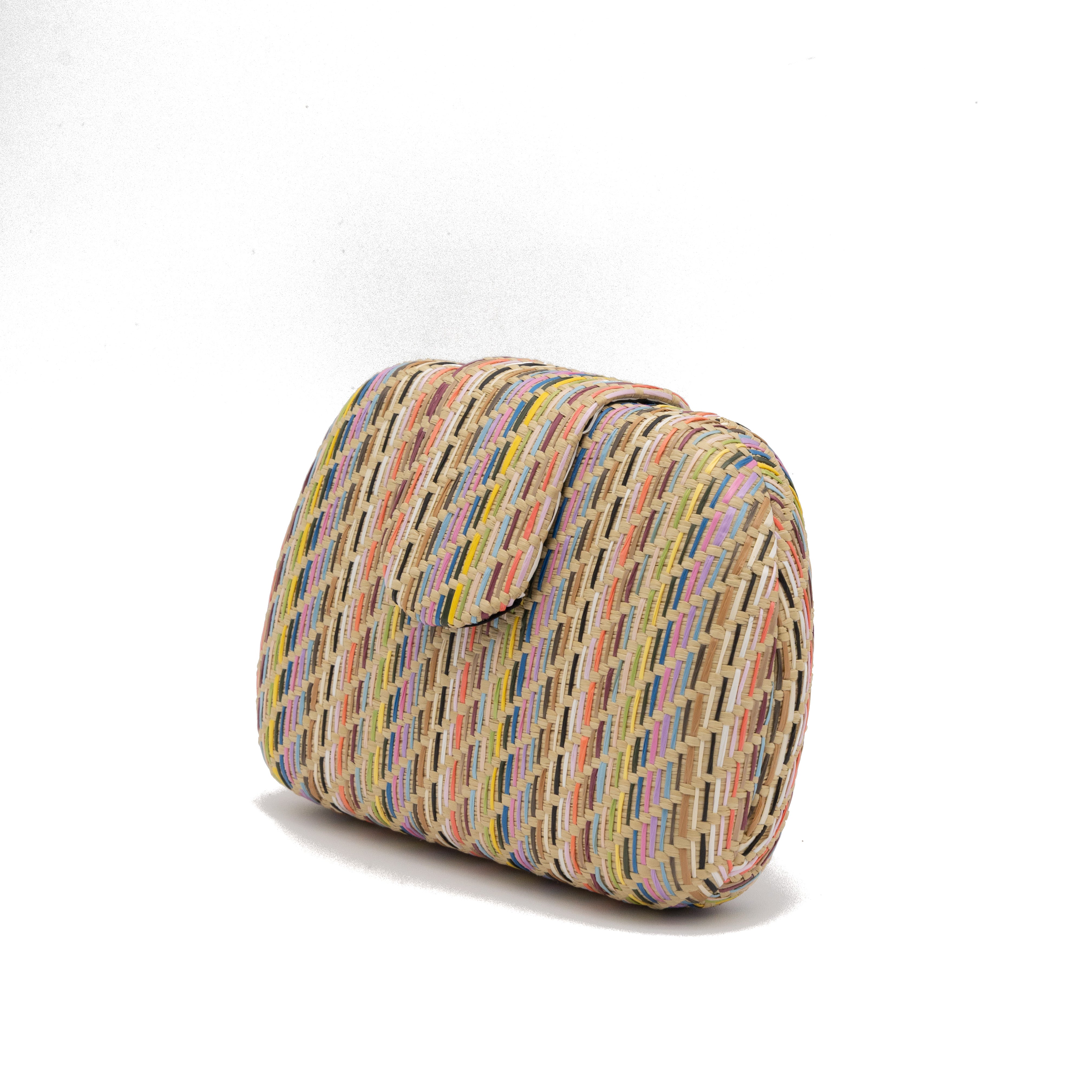 Bolso clutch rígido ovalado de rafia trenzada beige