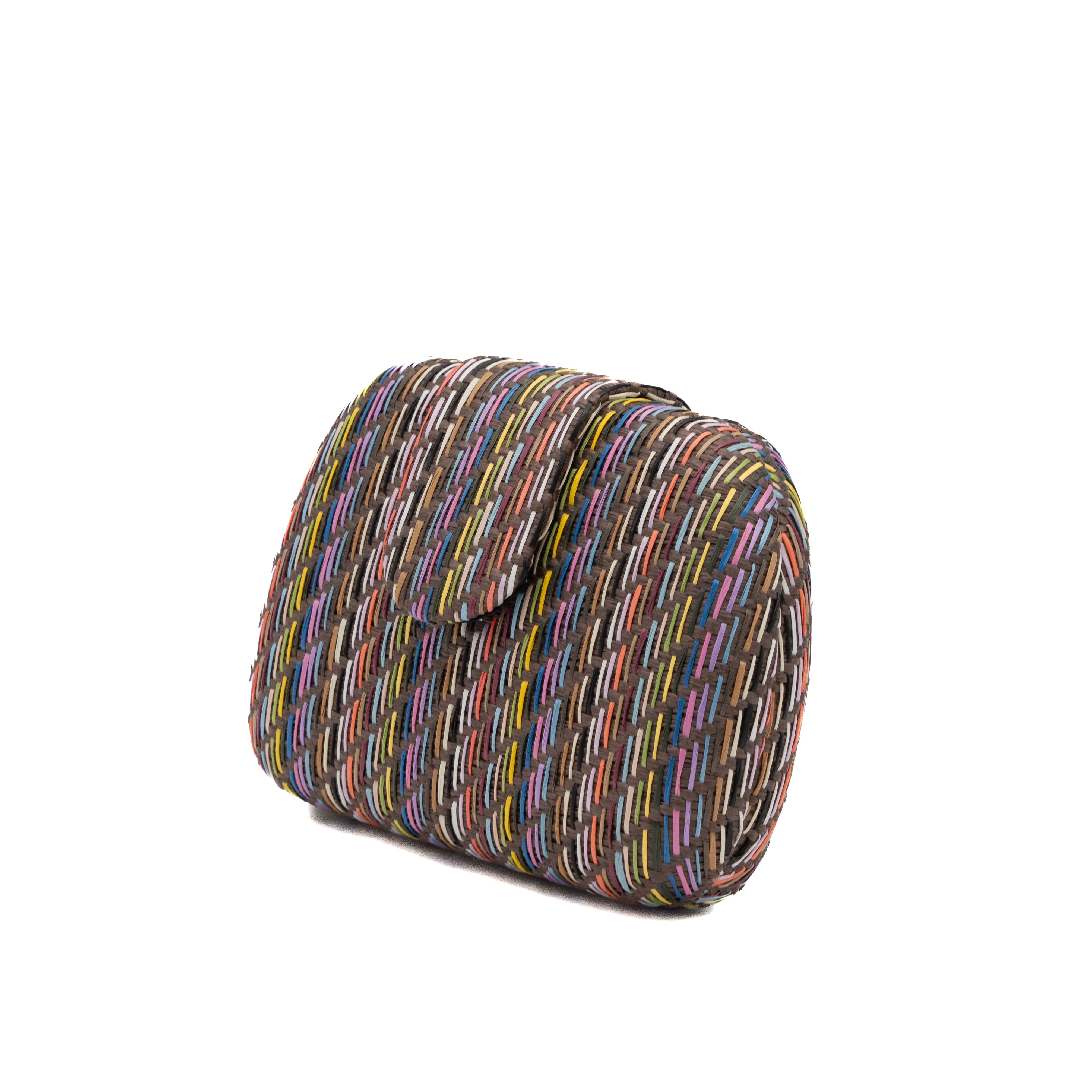 Bolso clutch rígido ovalado de rafia trenzada marrón