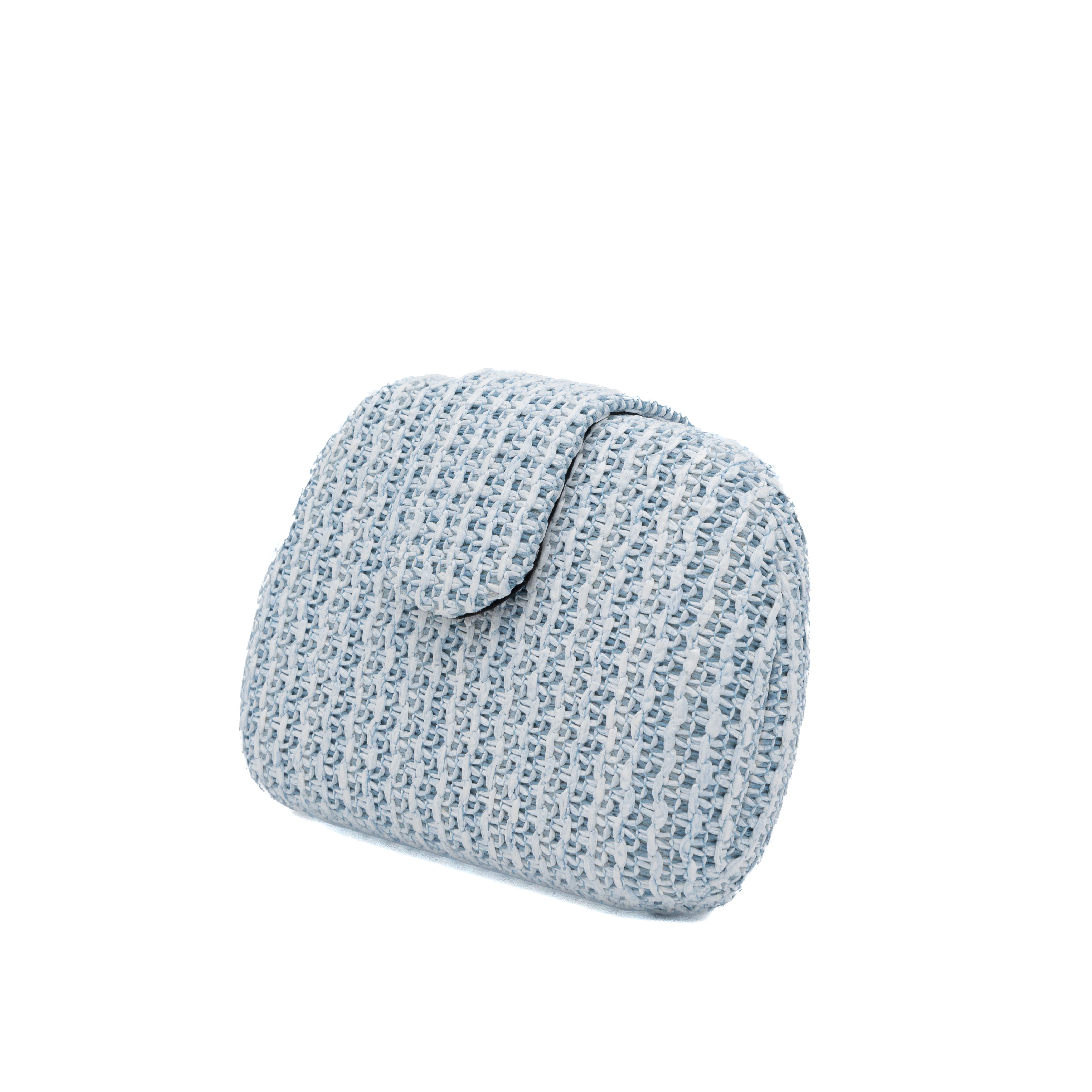 Bolso clutch rígido ovalado de rafia trenzada celeste