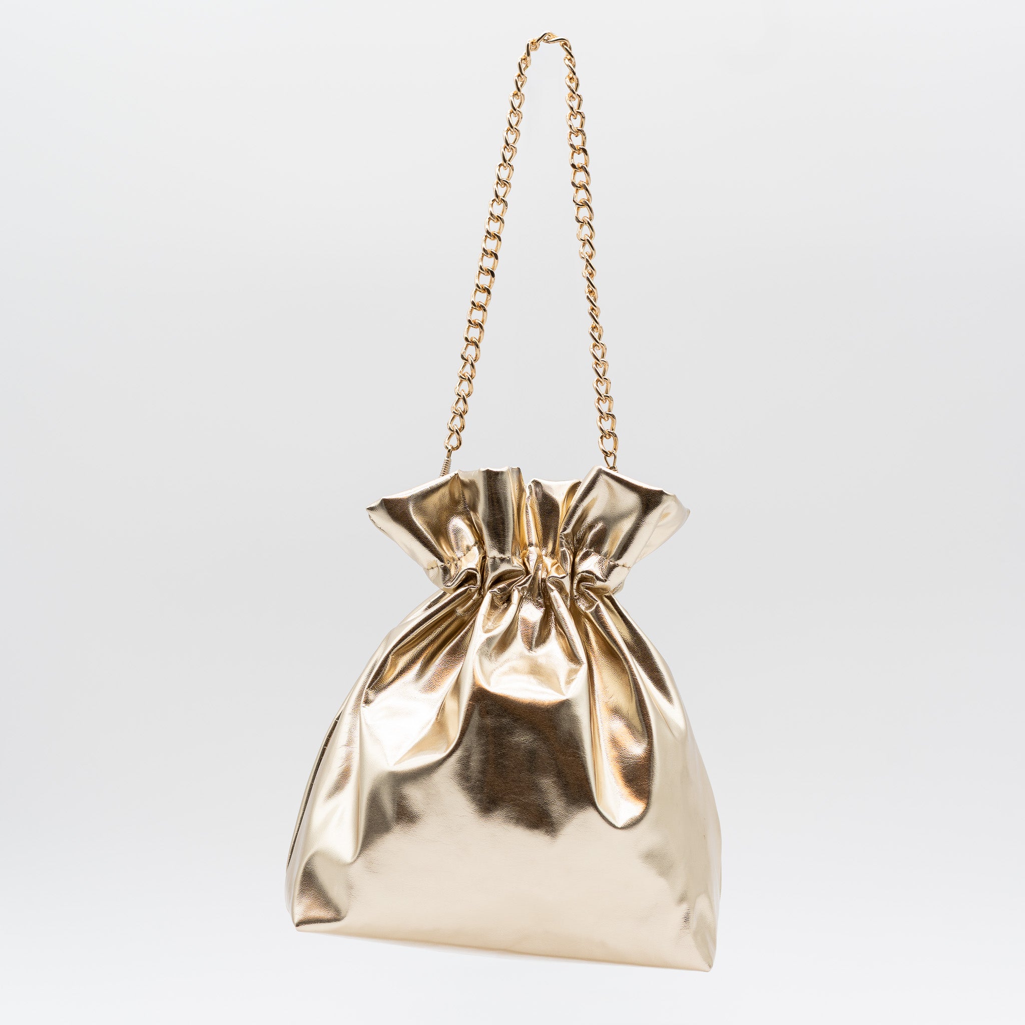 Bolso bombonera de fiesta en polipiel oro con acabado metalizado, diseño fruncido y asa de cadena