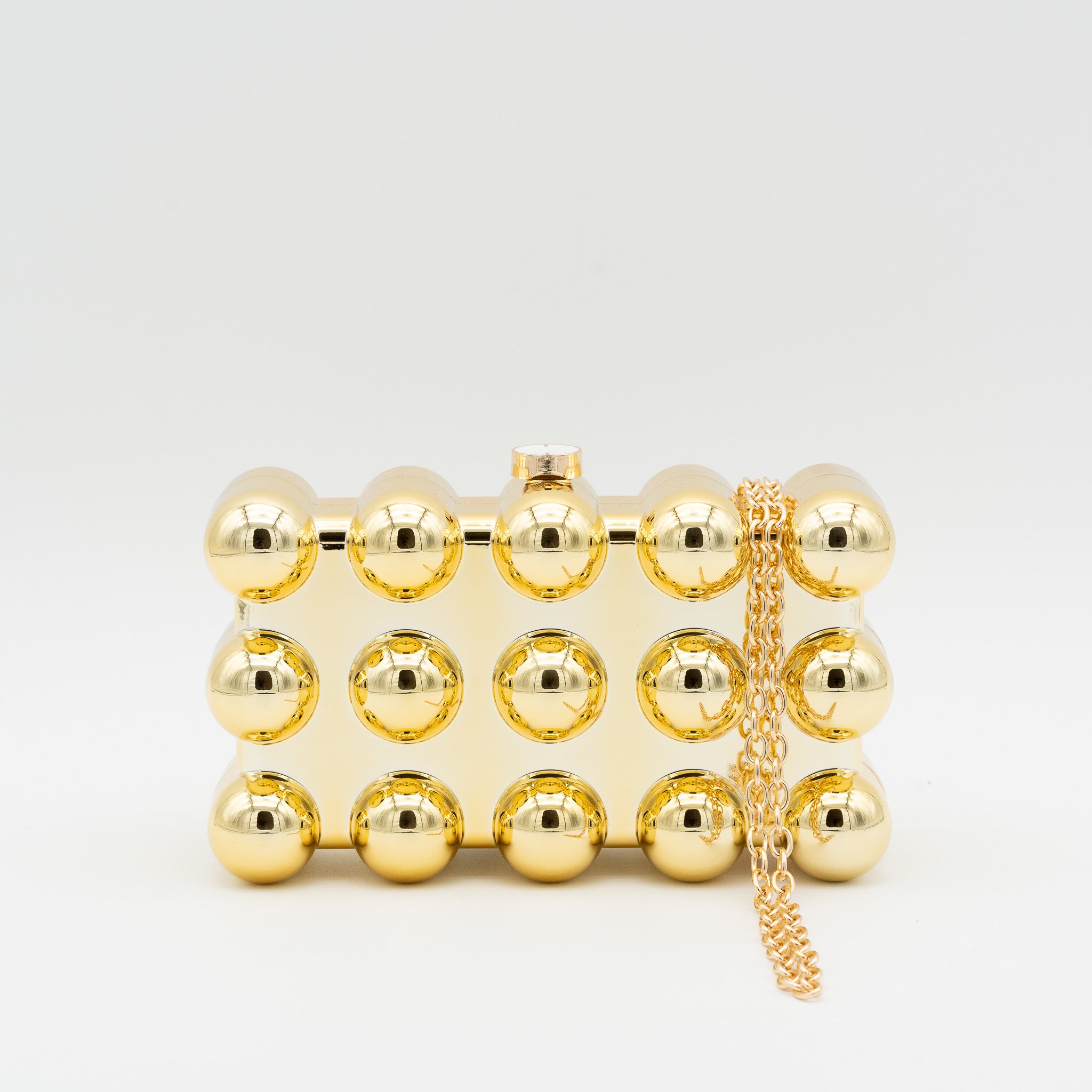 Bolso de fiesta con esferas decorativas, efecto nácar oro y cierre magnético. Con cadena desmontable