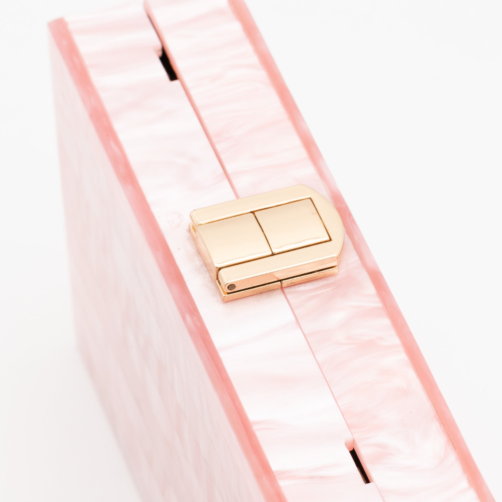 Bolso de fiesta con efecto nácar rosa palo, diseño de franjas horizontales y cierre metálico dorado.