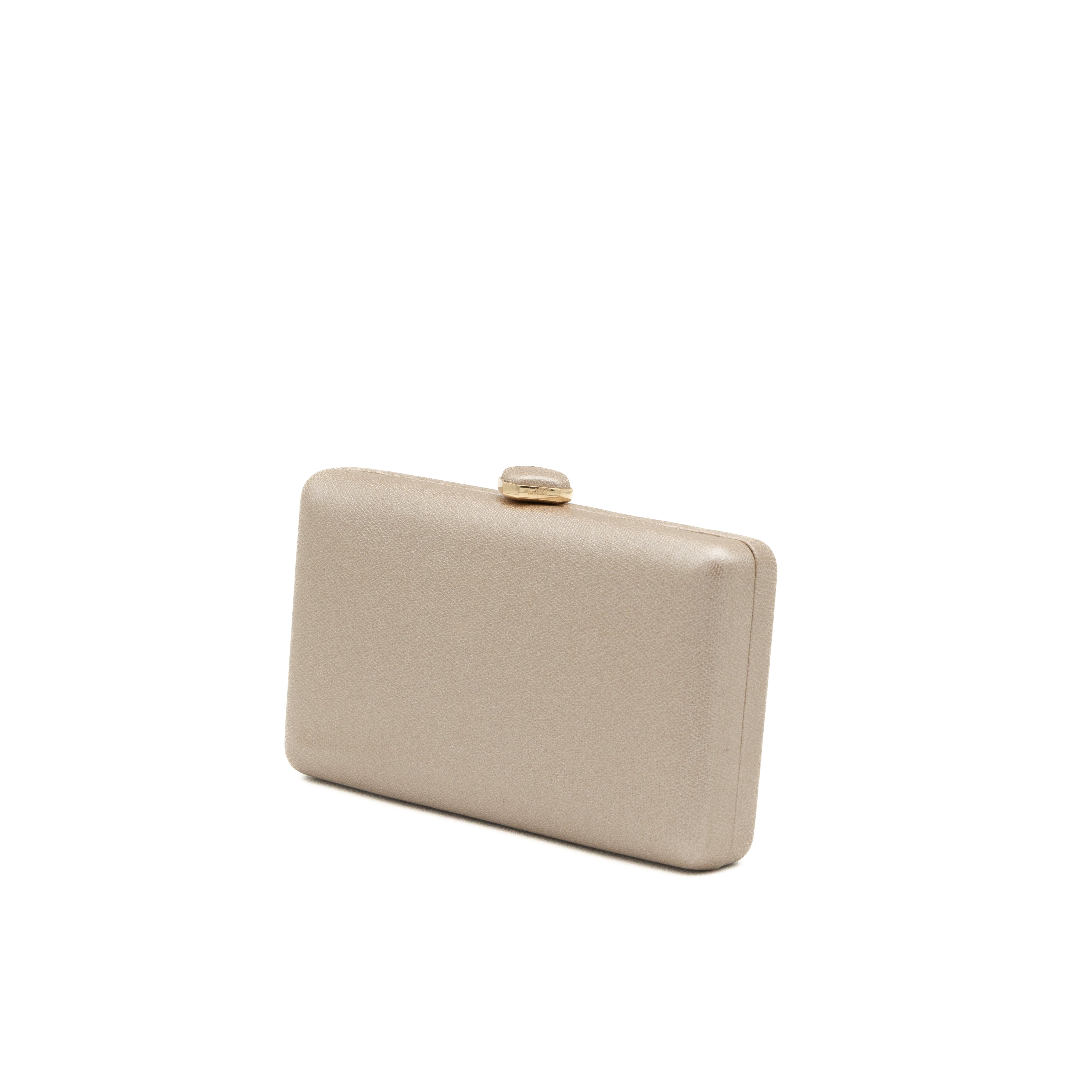 Bolso clutch de polipiel metalizado champán con cierre superior hexagonal y cadena desmontable