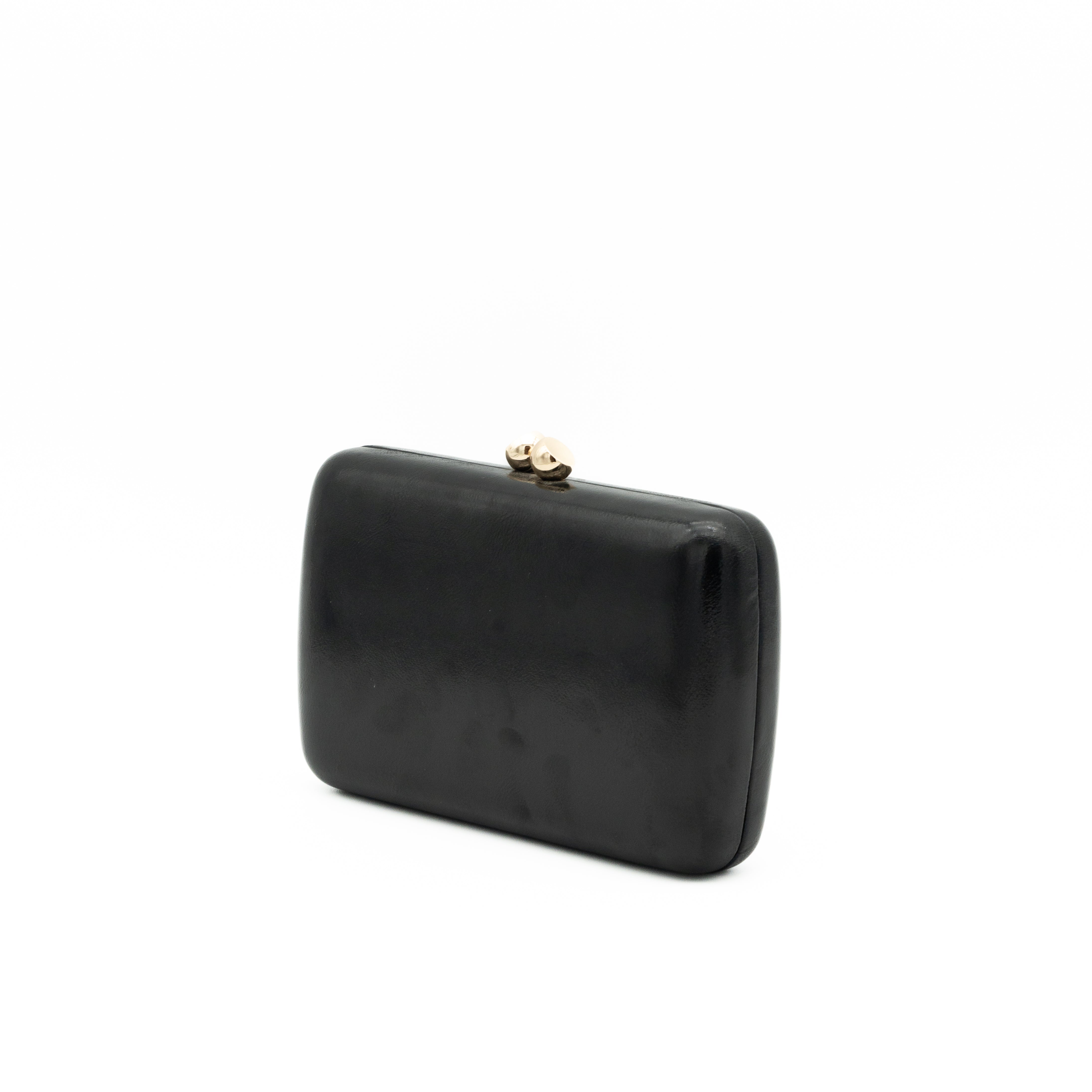 Bolso clutch de polipiel metalizada negro con cierre magnético superior con bolas y cadena desmontable