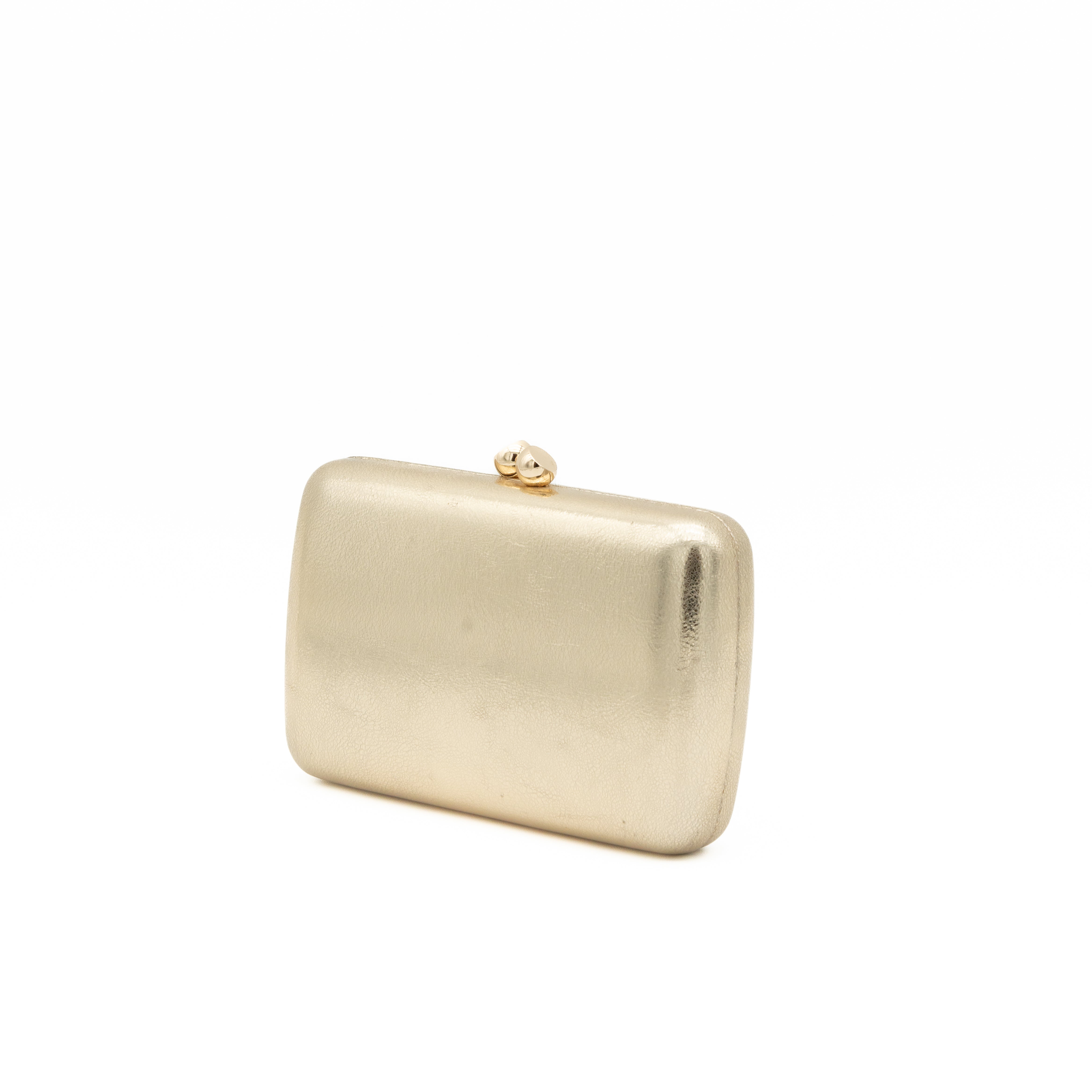 Bolso clutch de polipiel metalizada oro claro con cierre magnético superior con bolas y cadena desmontable