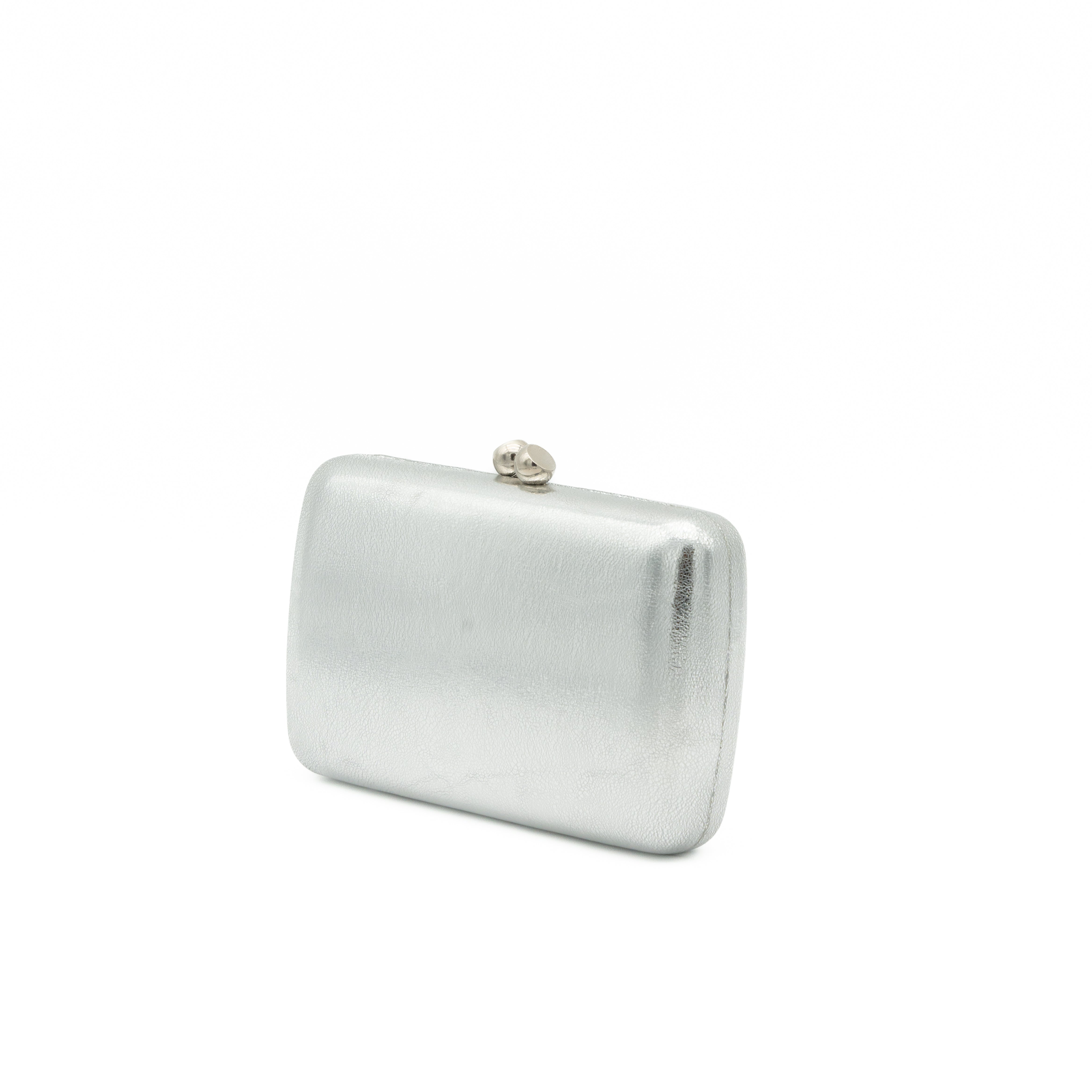 Bolso clutch de polipiel metalizada plata con cierre magnético superior con bolas y cadena desmontable