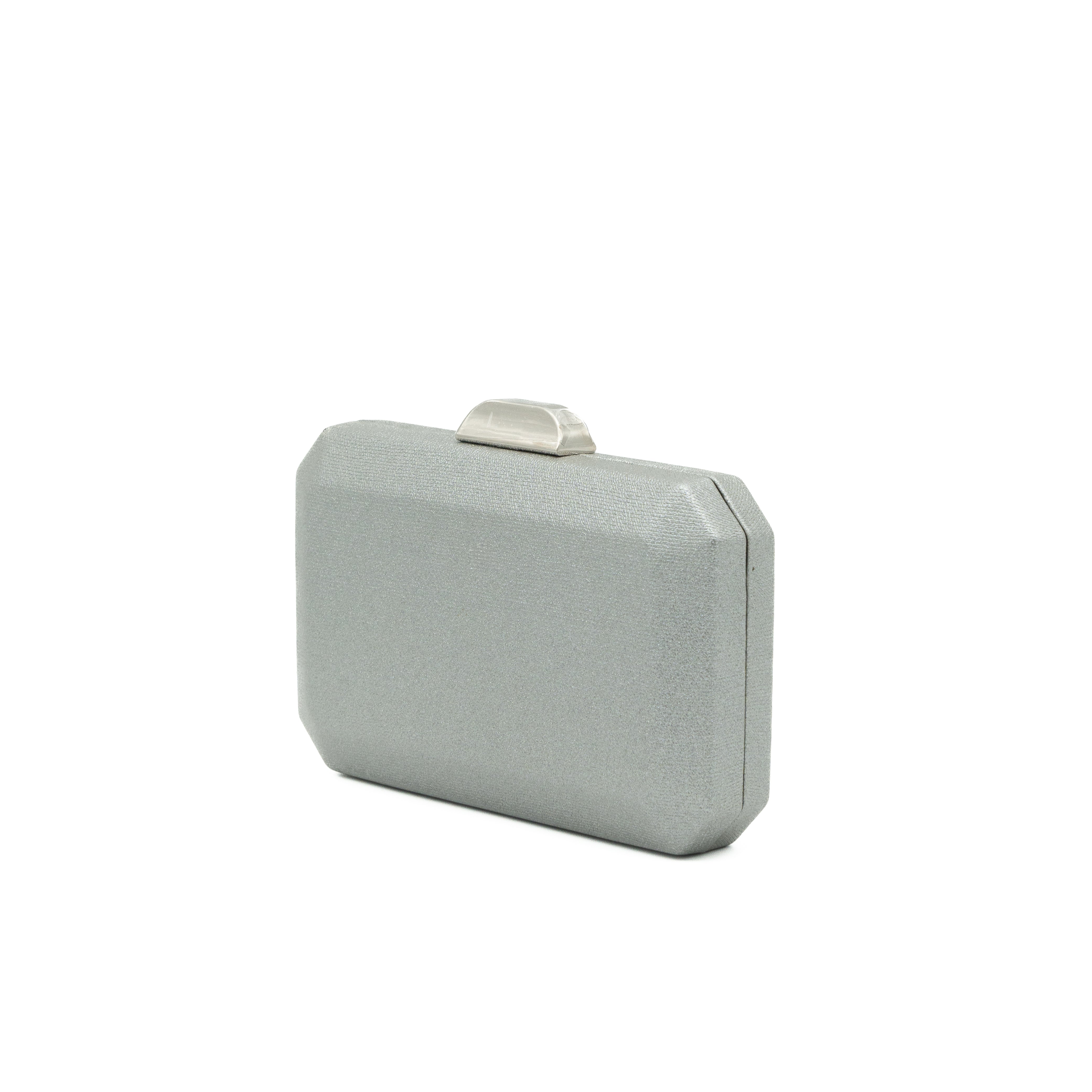 Bolso clutch de fiesta en polipiel gris metalizada con diseño geométrico y cadena metálica desmontable