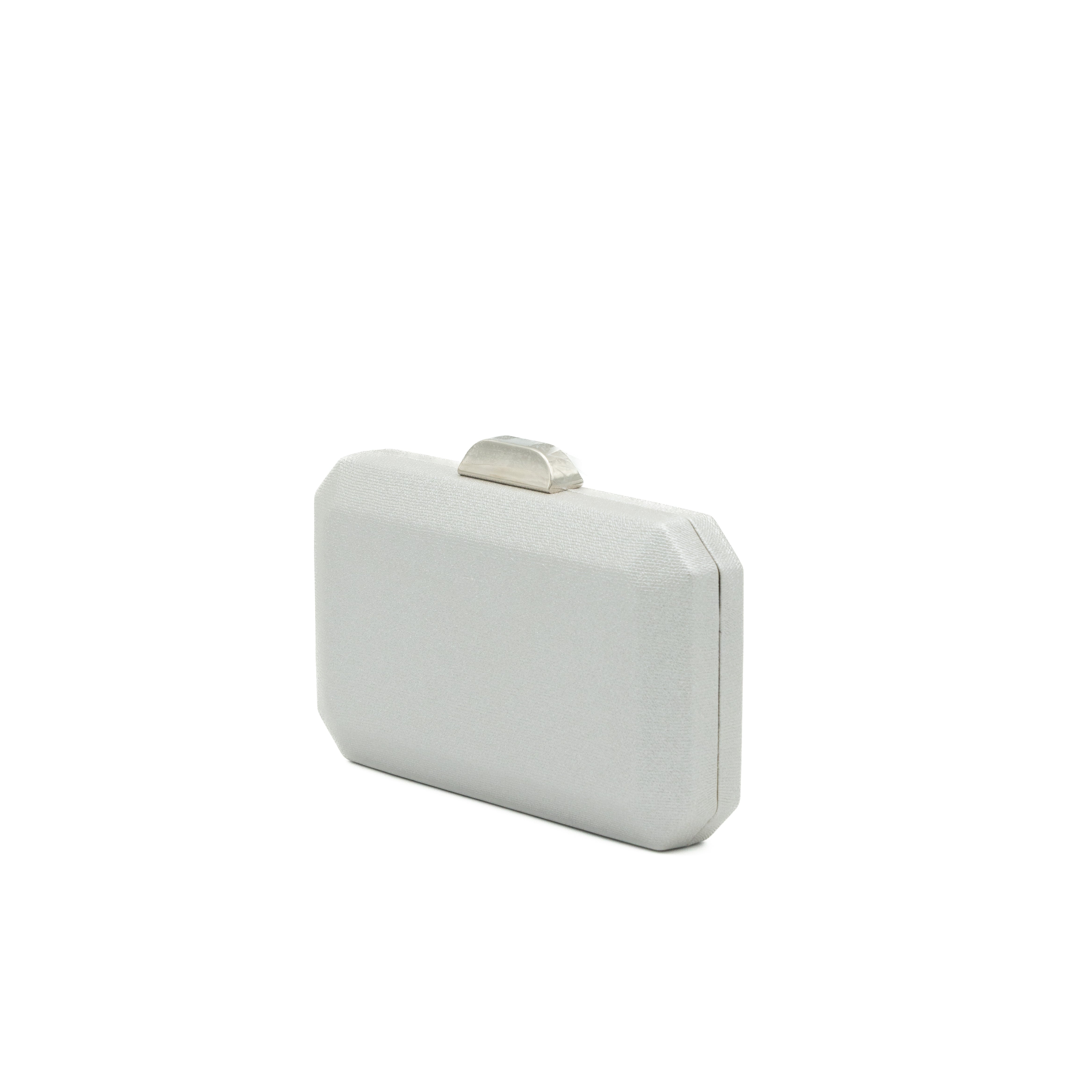 Bolso clutch de fiesta en polipiel metalizado plata con diseño geométrico y cadena metálica desmontable