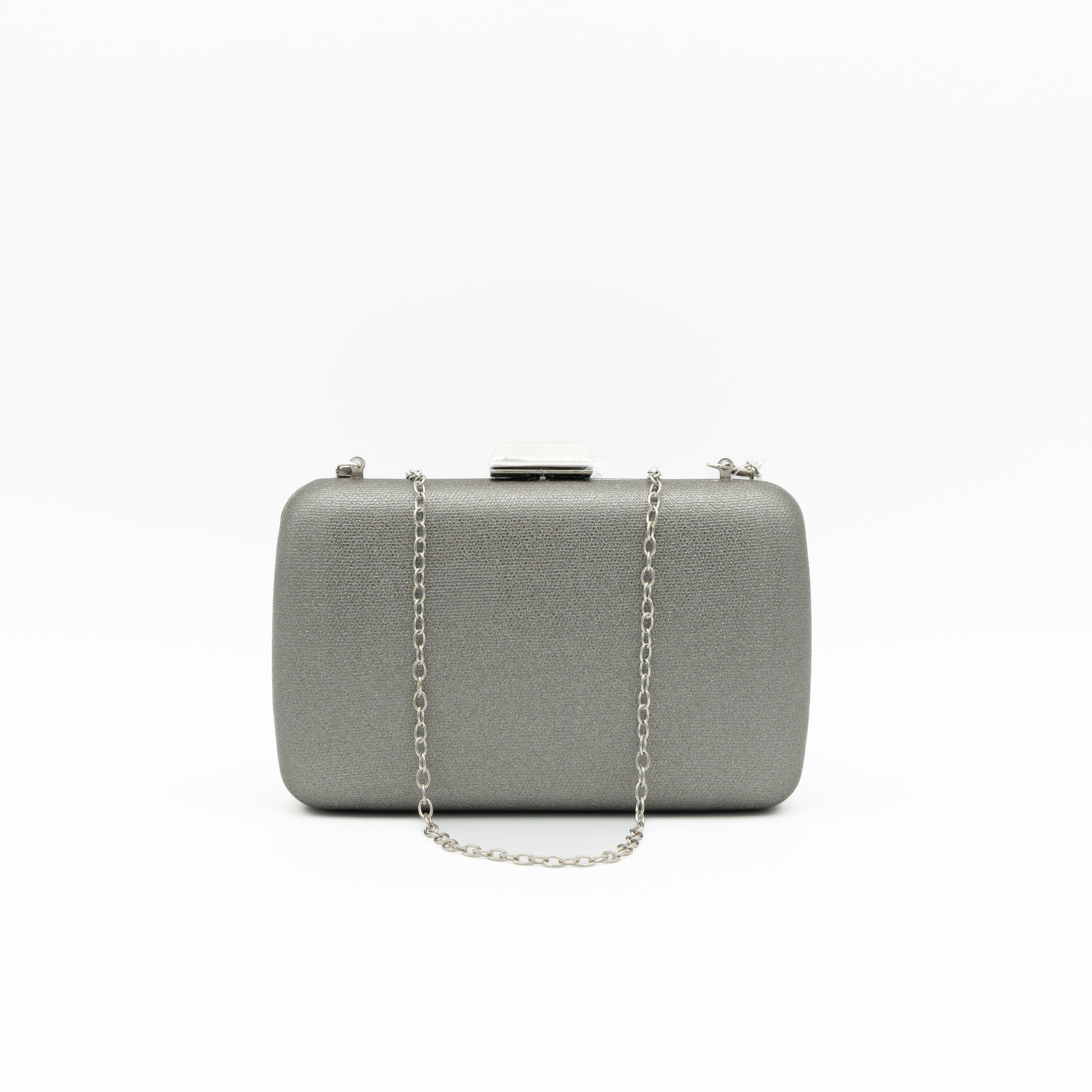 Bolso clutch de fiesta en polipiel gris metalizada con cierre metálico y cadena fina desmontable