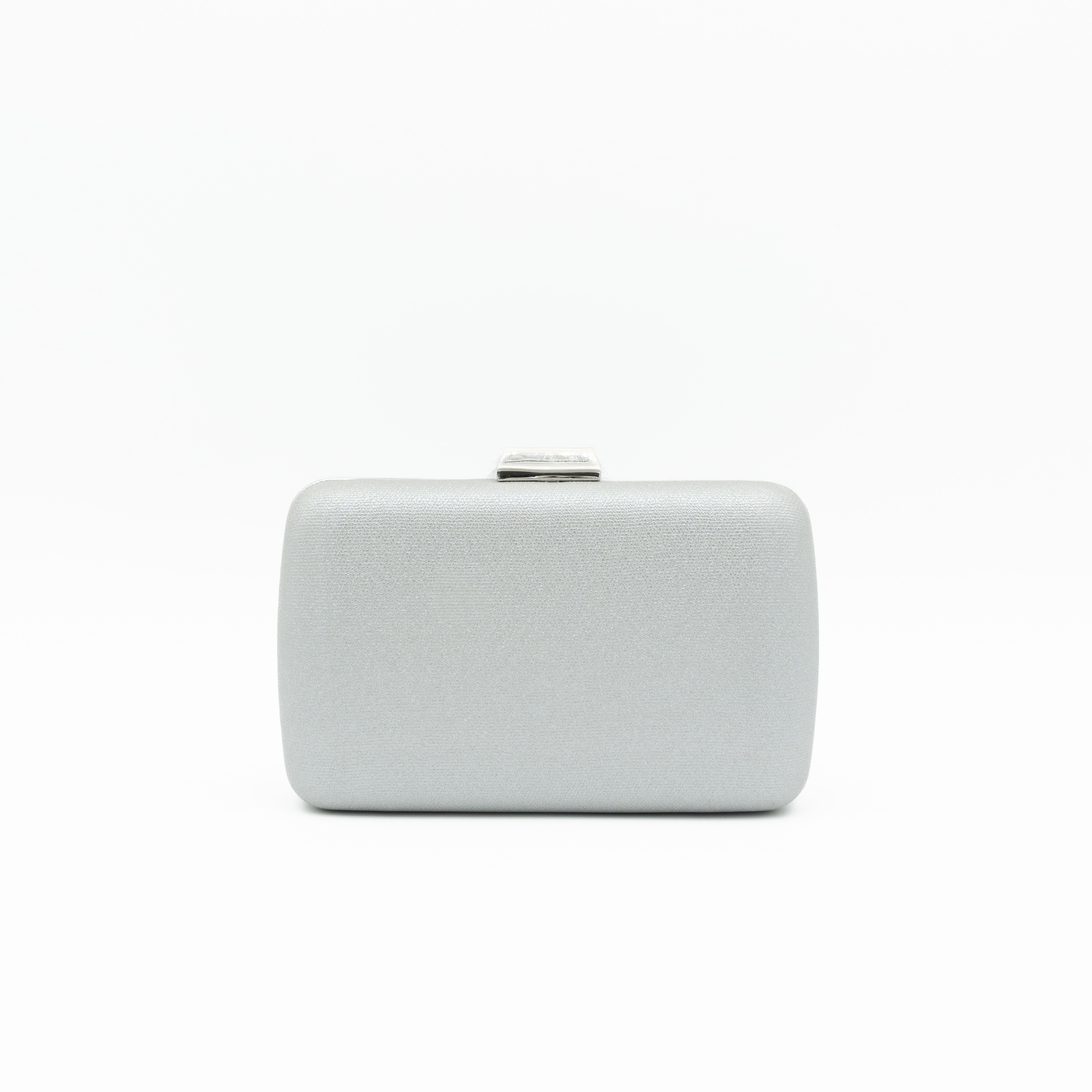 Bolso clutch de fiesta en polipiel plata metalizada con cierre metálico y cadena fina desmontable