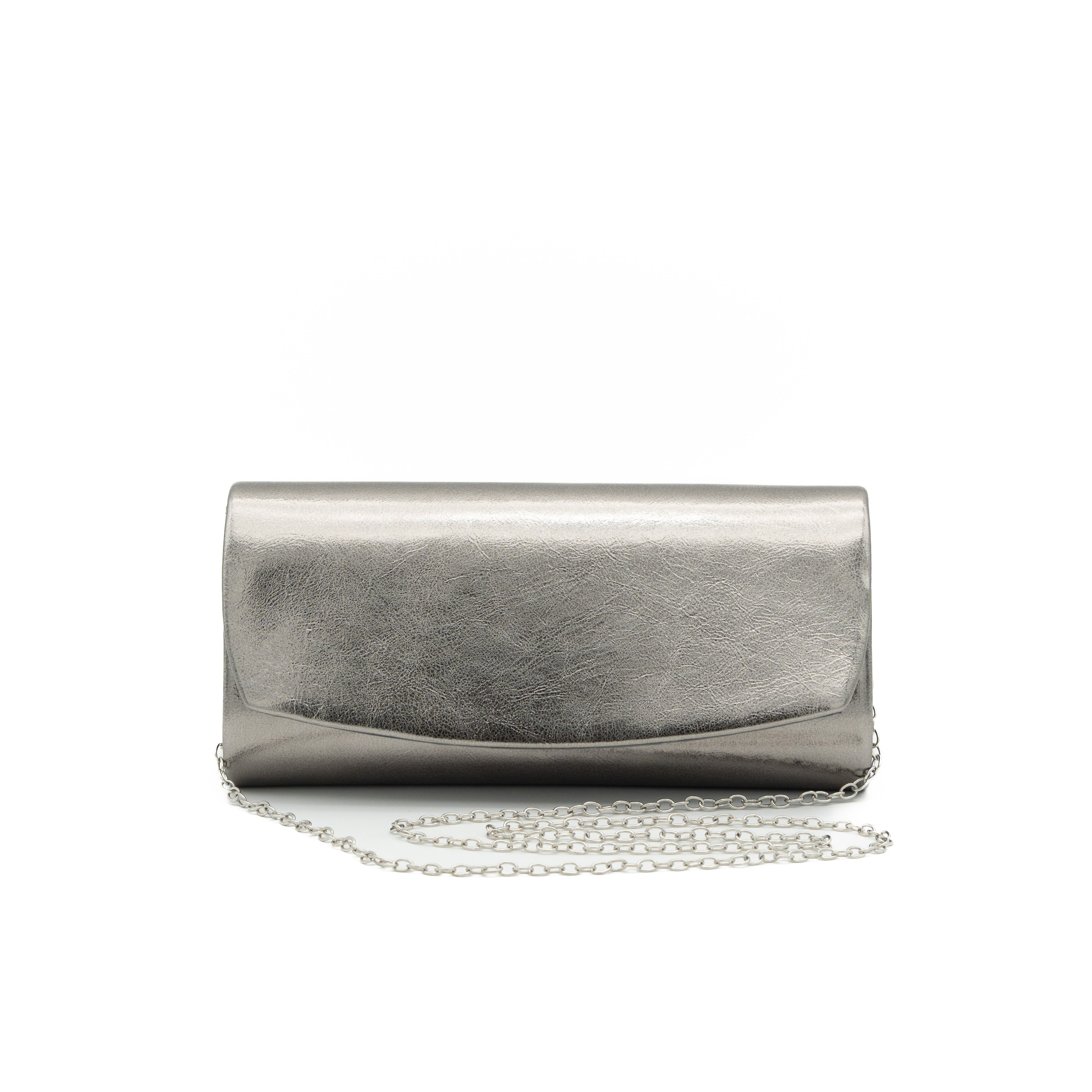 Bolso clutch de polipiel metalizado gris con solapa frontal y cadena metálica desmontable