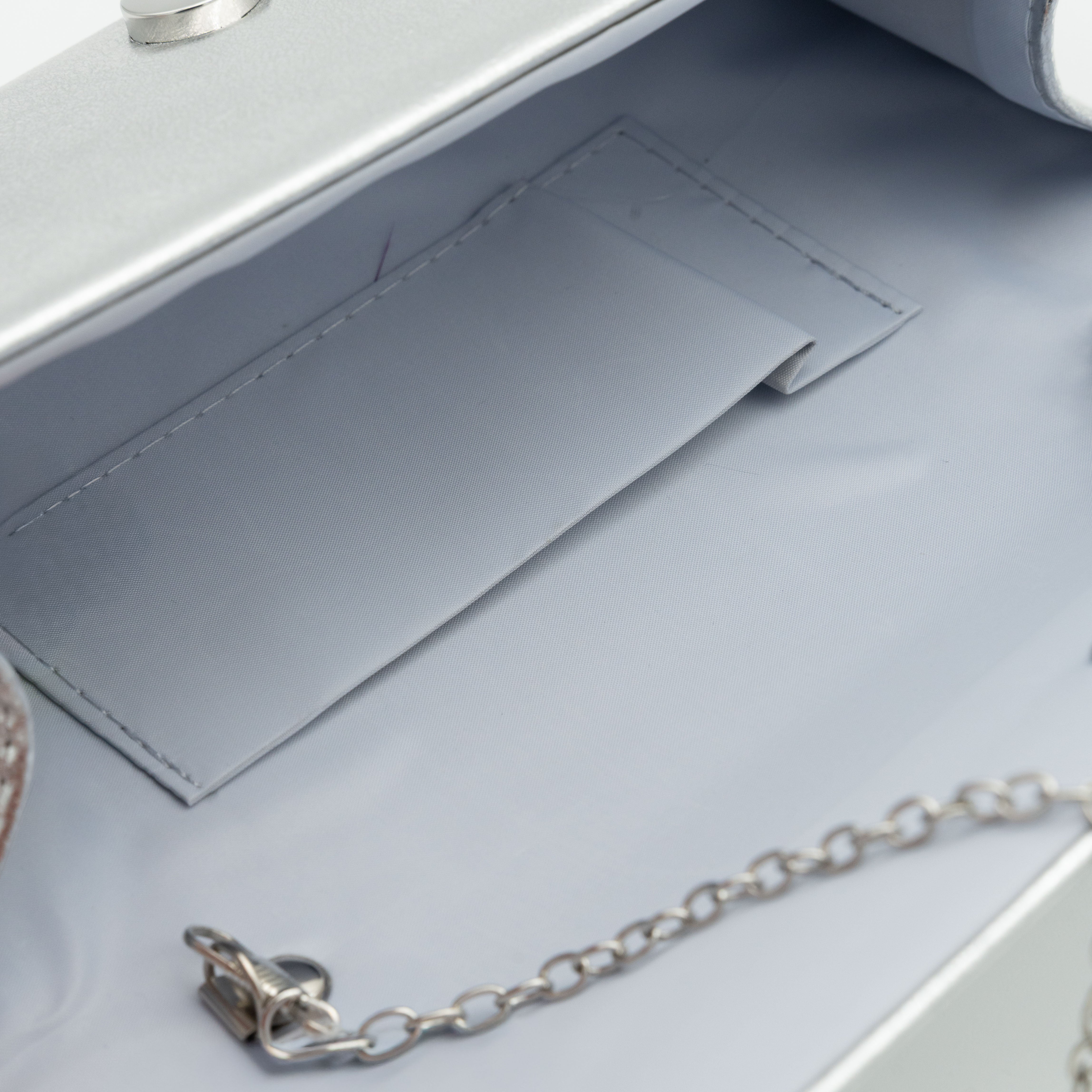 Bolso clutch de polipiel metalizado plata con solapa frontal y cadena metálica desmontable