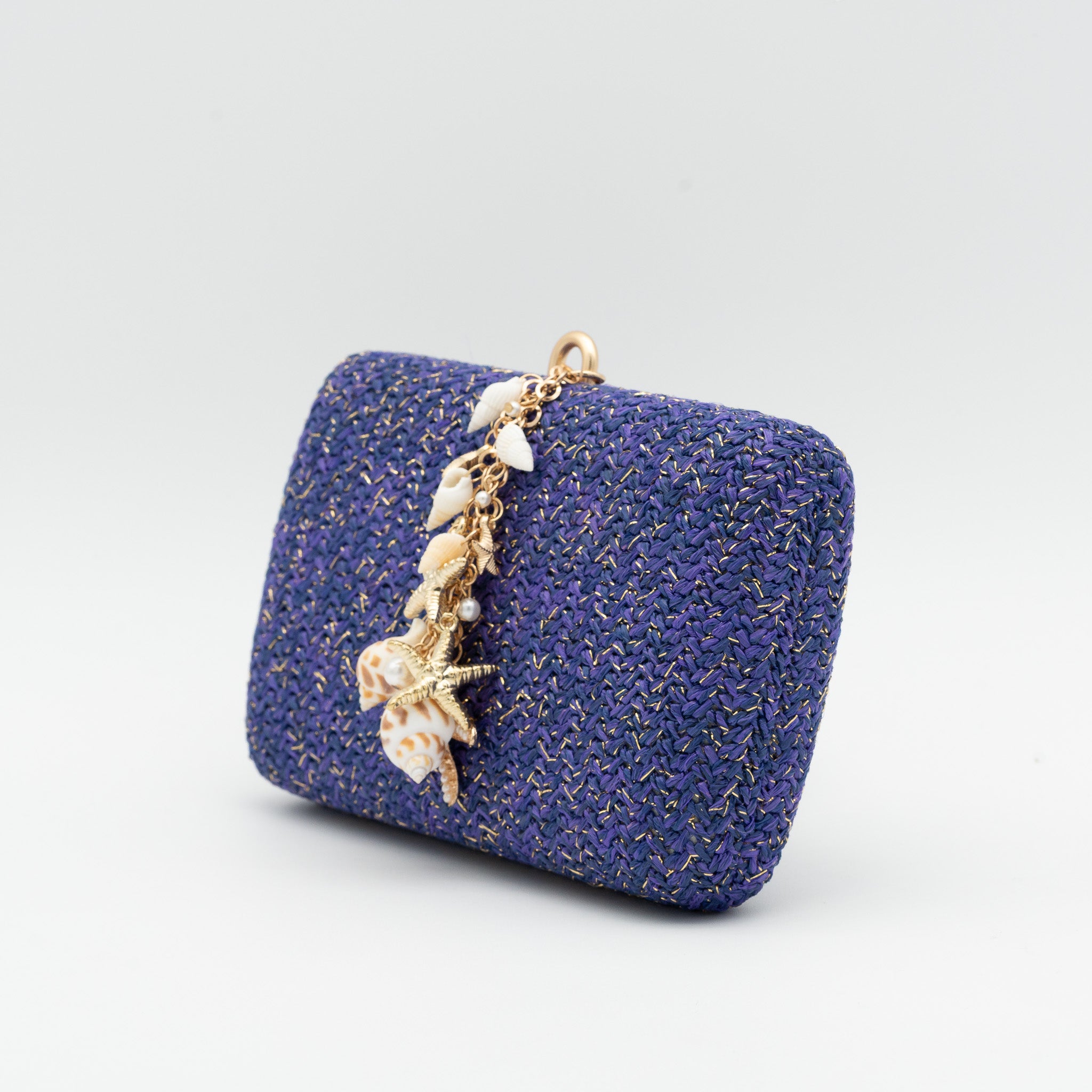 Bolso de fiesta en rafia azul morado con colgante de conchas y cadena desmontable